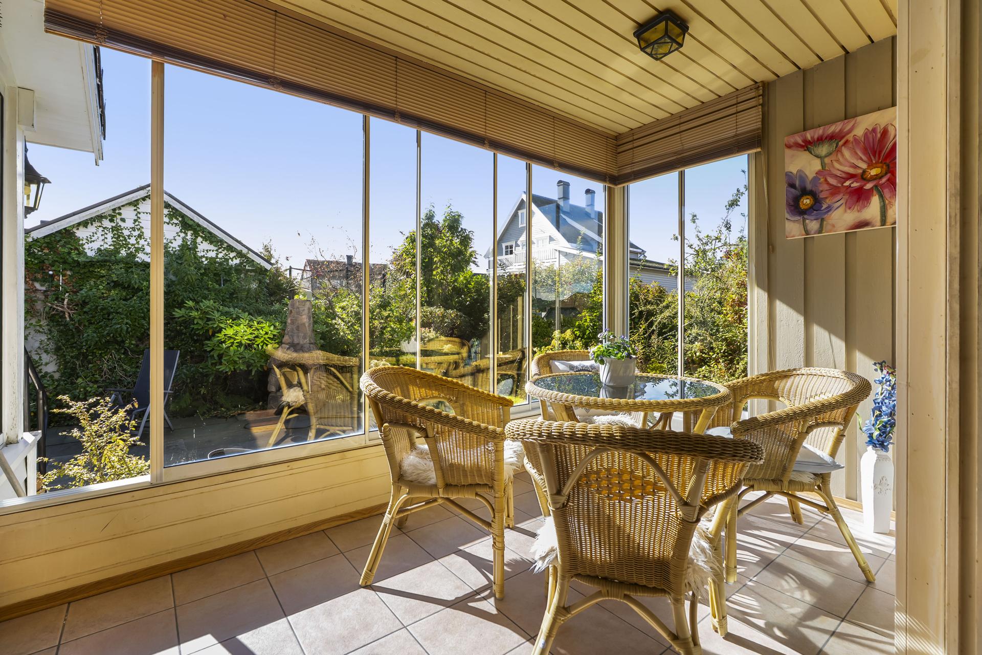 Bustaden har ein flott innglassa terrasse/hagestove med utgang til hagen. . Bilde nummer 2 av 3