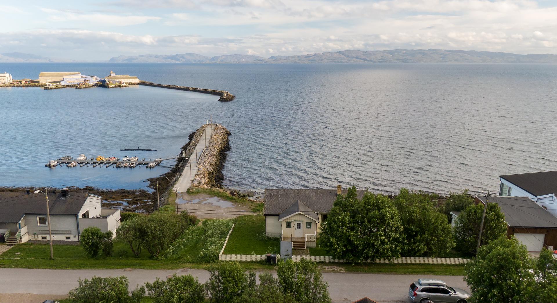 Velkommen til Aldrik Seppelæs Gate 9! Enebolig beliggende like ved sjøkanten og småbåthavna - Dronefoto: Privat. Bilde nummer 1 av 3