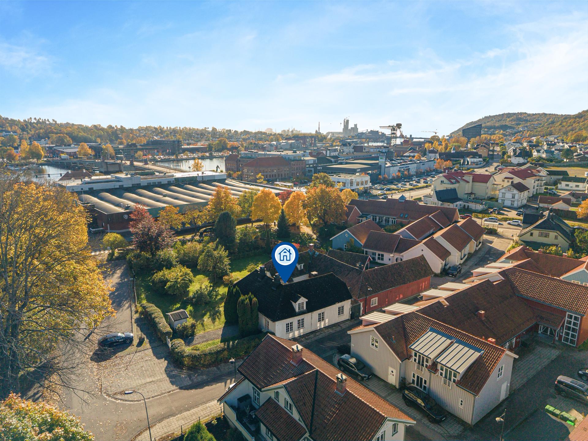 Særegen bolig fra 1750 med romslig tomt| Renoveringsbehov | 4 sov | Stor eiet tomt med frodig hage | Sentralt på Vestsiden. Bilde nummer 2 av 3
