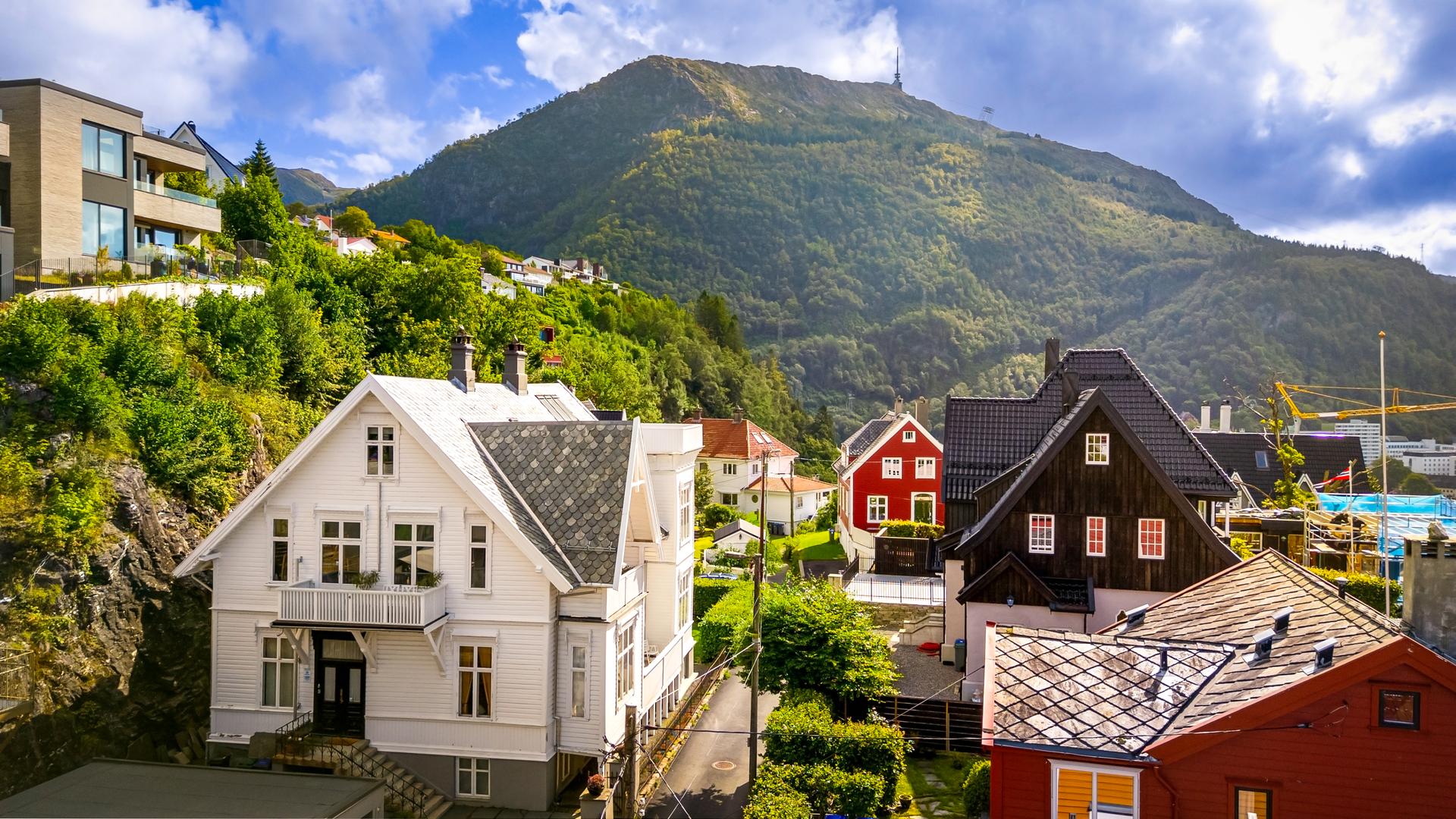 Eiendommen ligger i et etablert og attraktivt boligområde på en fasjonabel adresse på Bellvue.. Bilde nummer 2 av 3