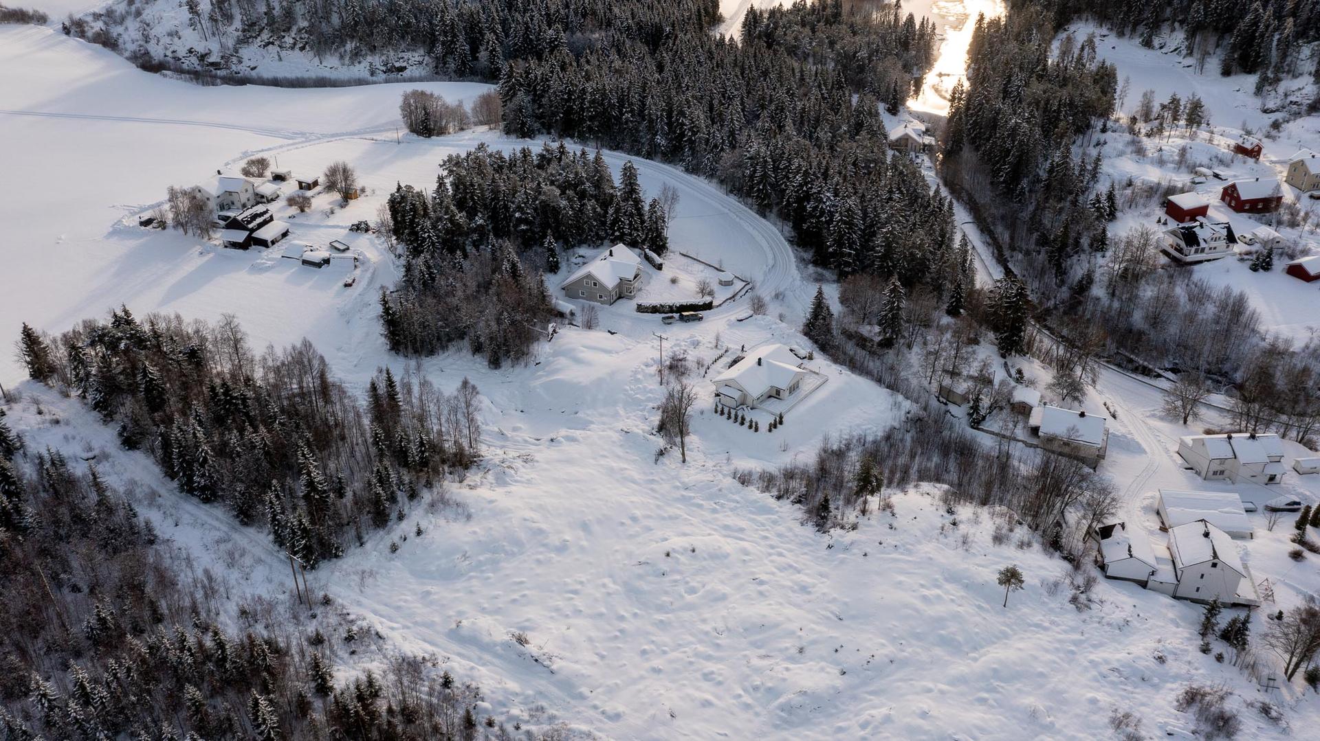 Tomten er av god størrelse og ligger fint til. Arealet måler ca 1036 kvm. . Bilde nummer 2 av 3