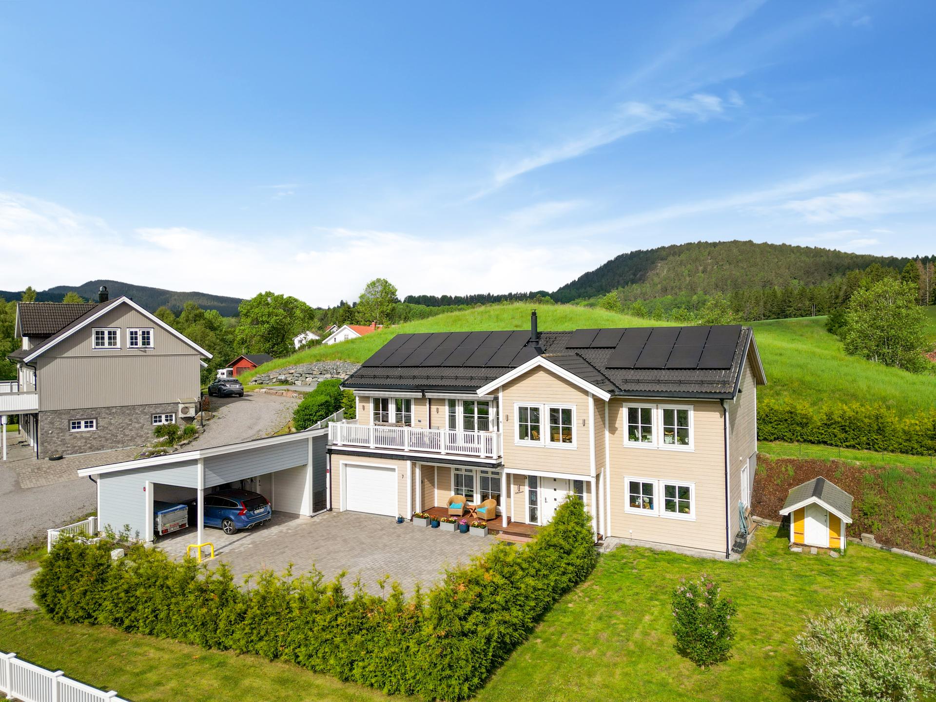 Enebolig fra 2015, tilbygget i 2020. Et solcelleanlegg fra 2023 bidrar til lavere strømkostnader.. Bilde nummer 2 av 3