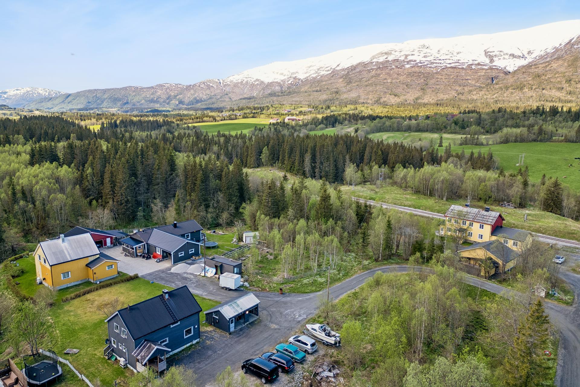 Eiendommen ligger i Drevja, i landlige og naturskjønne omgivelser med utsikt mot Blåfjellet, Toven og Hellfjellet.. Bilde nummer 3 av 3