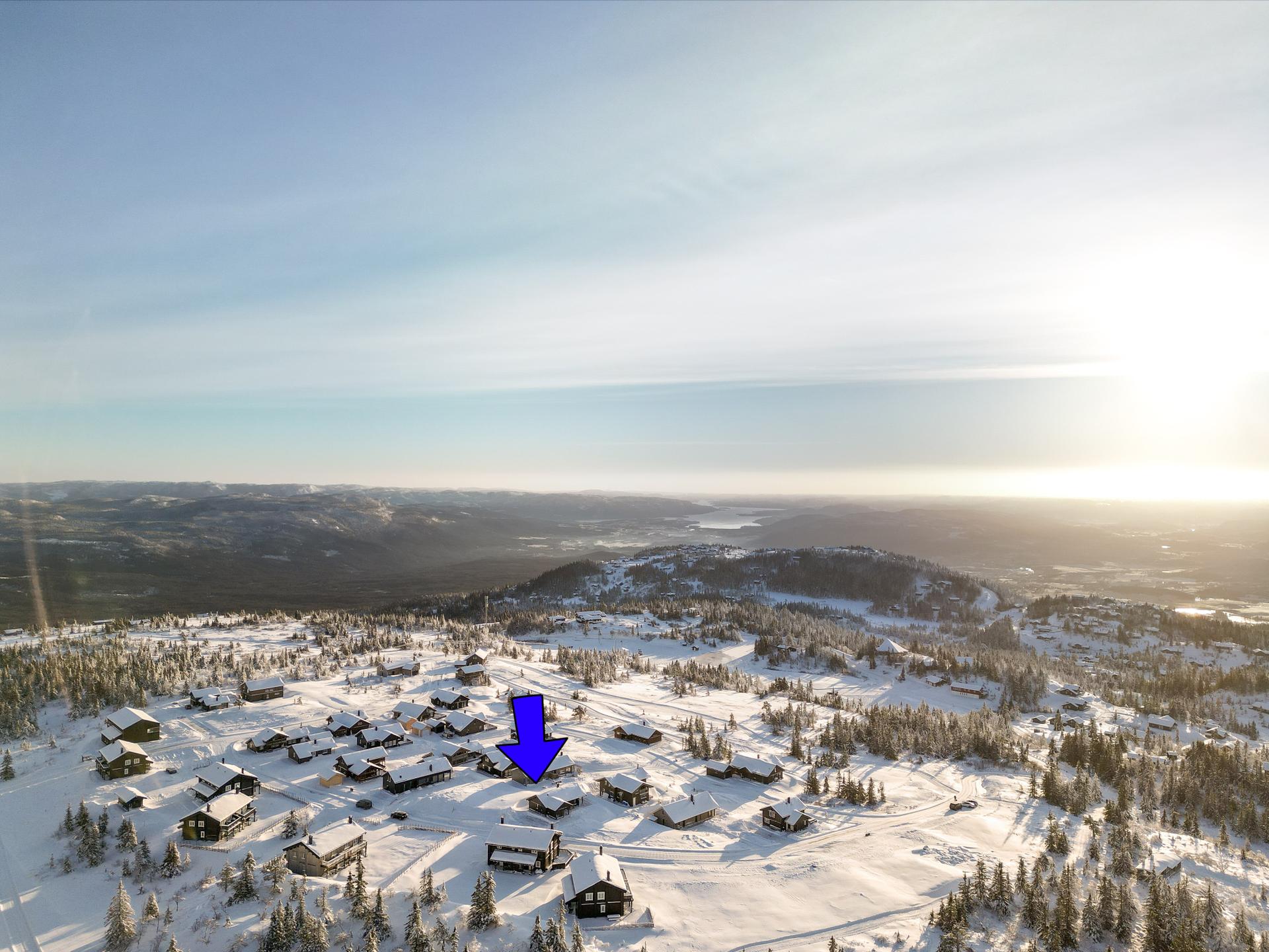 Jønnbuflåtin 60 ligger i et attraktivt og hyggelig hyttefelt på Lifjell like ved alpinbakke og langrennsløyper.. Bilde nummer 2 av 3