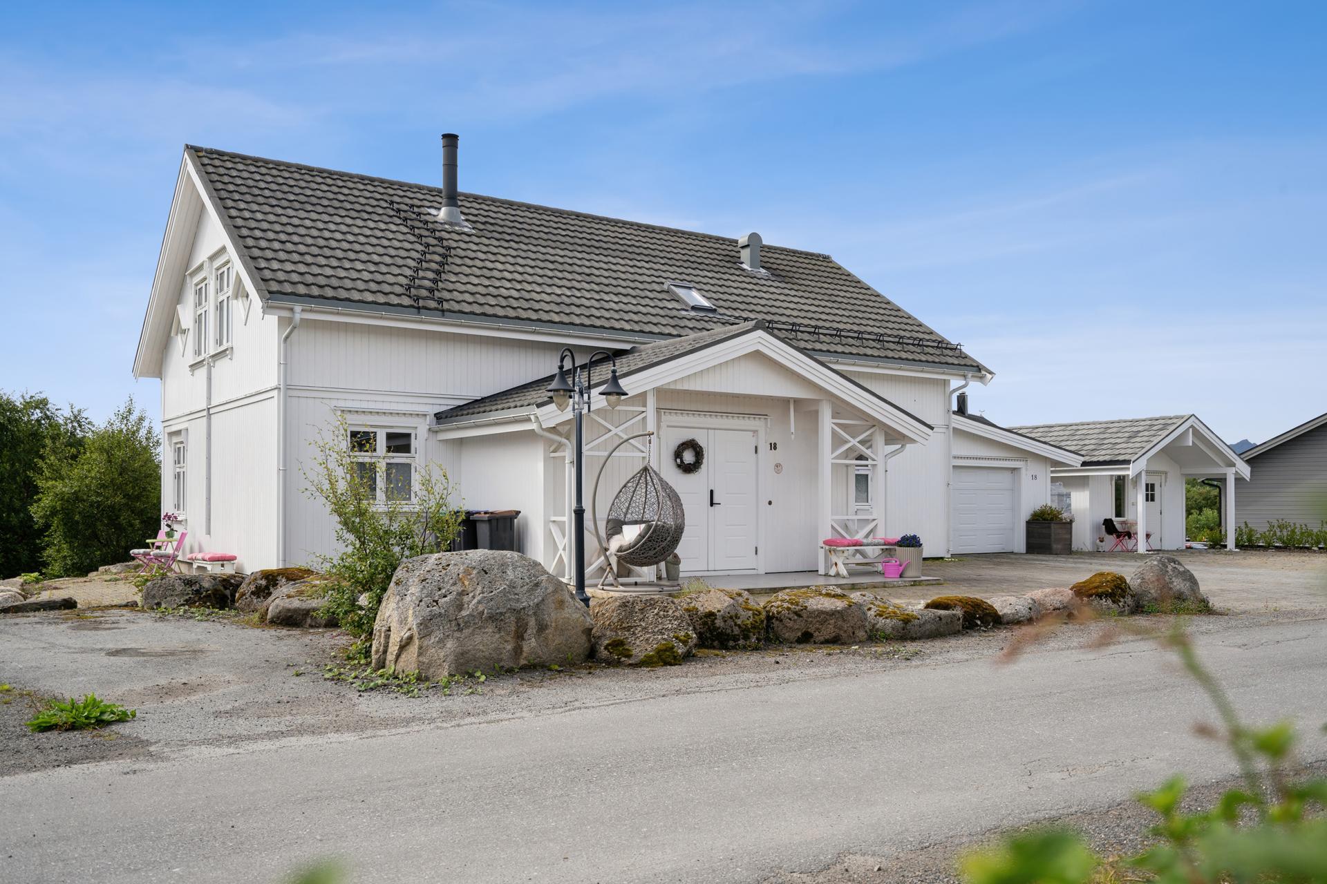 Boligen fra 2007 har en god og arealeffektiv planløsning over to etasjer, med flere stuer og opptil fem soverom.. Bilde nummer 2 av 3
