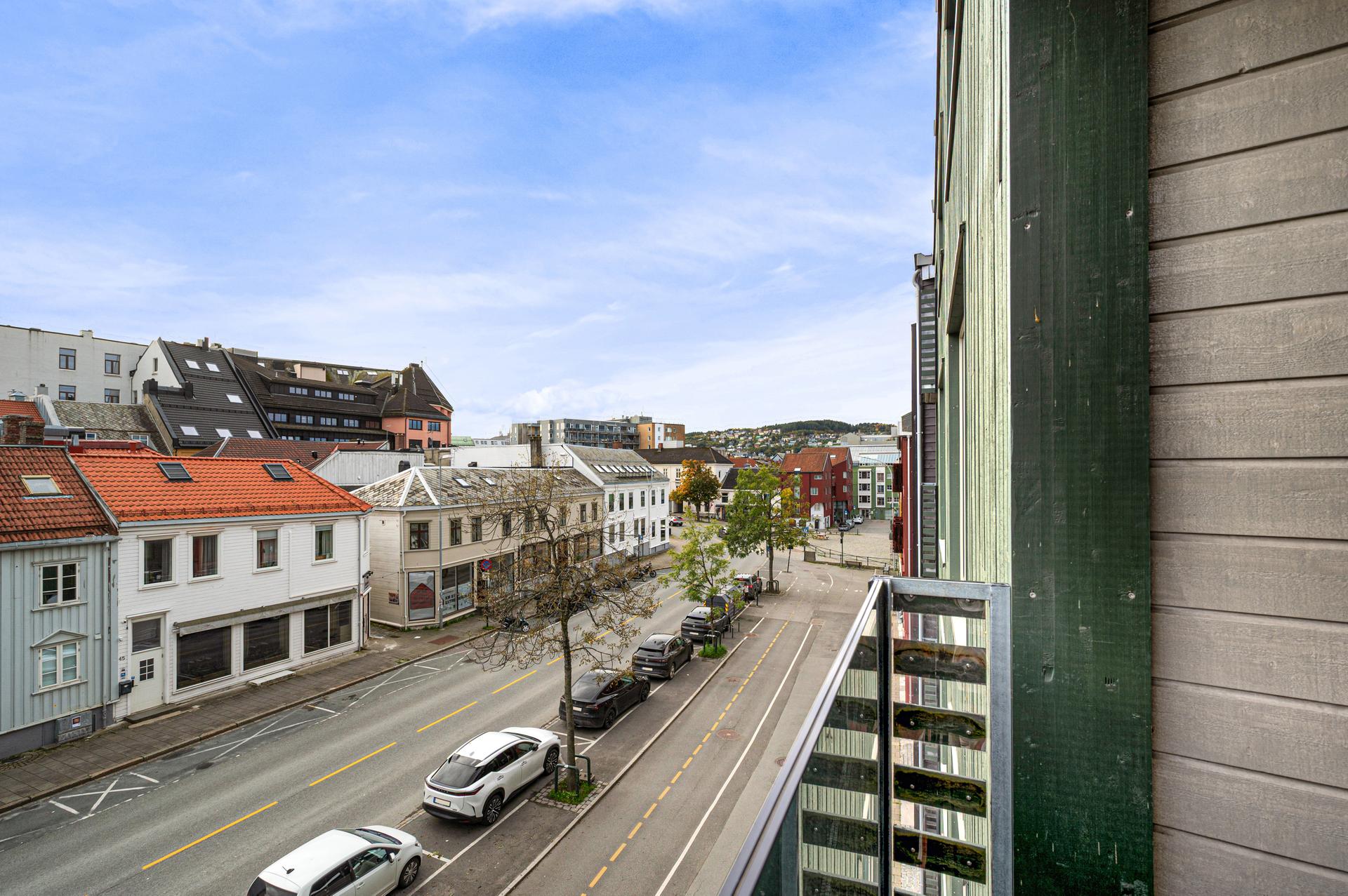 Leiligheten har en ypperlig beliggenhet i byggets 4.etasje. . Bilde nummer 2 av 3