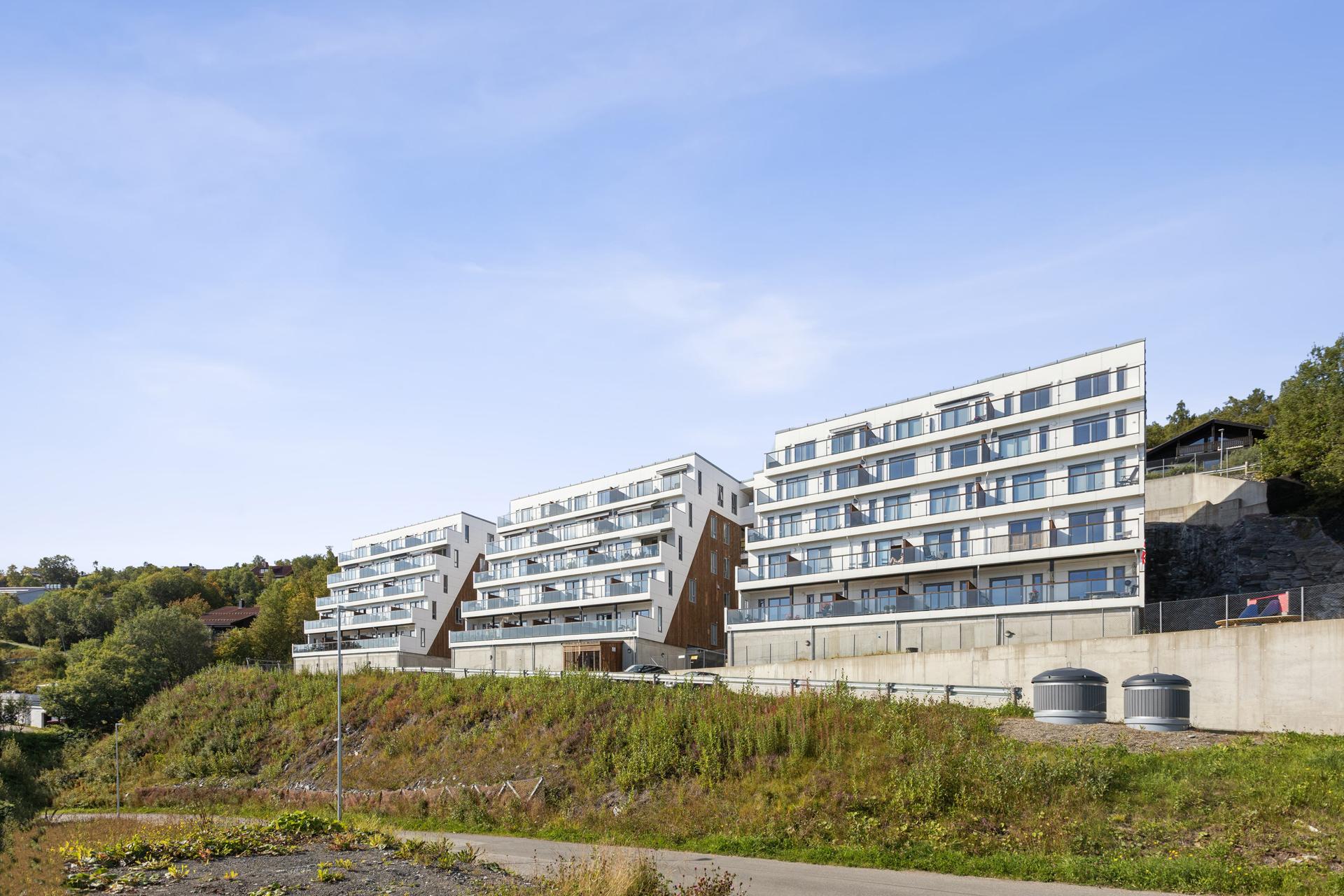 Åsen Borettslag ble oppført i 2017 og har en markant arkitektur i skrånende terreng med en sentrumsnær beliggenhet. Bilde nummer 2 av 3