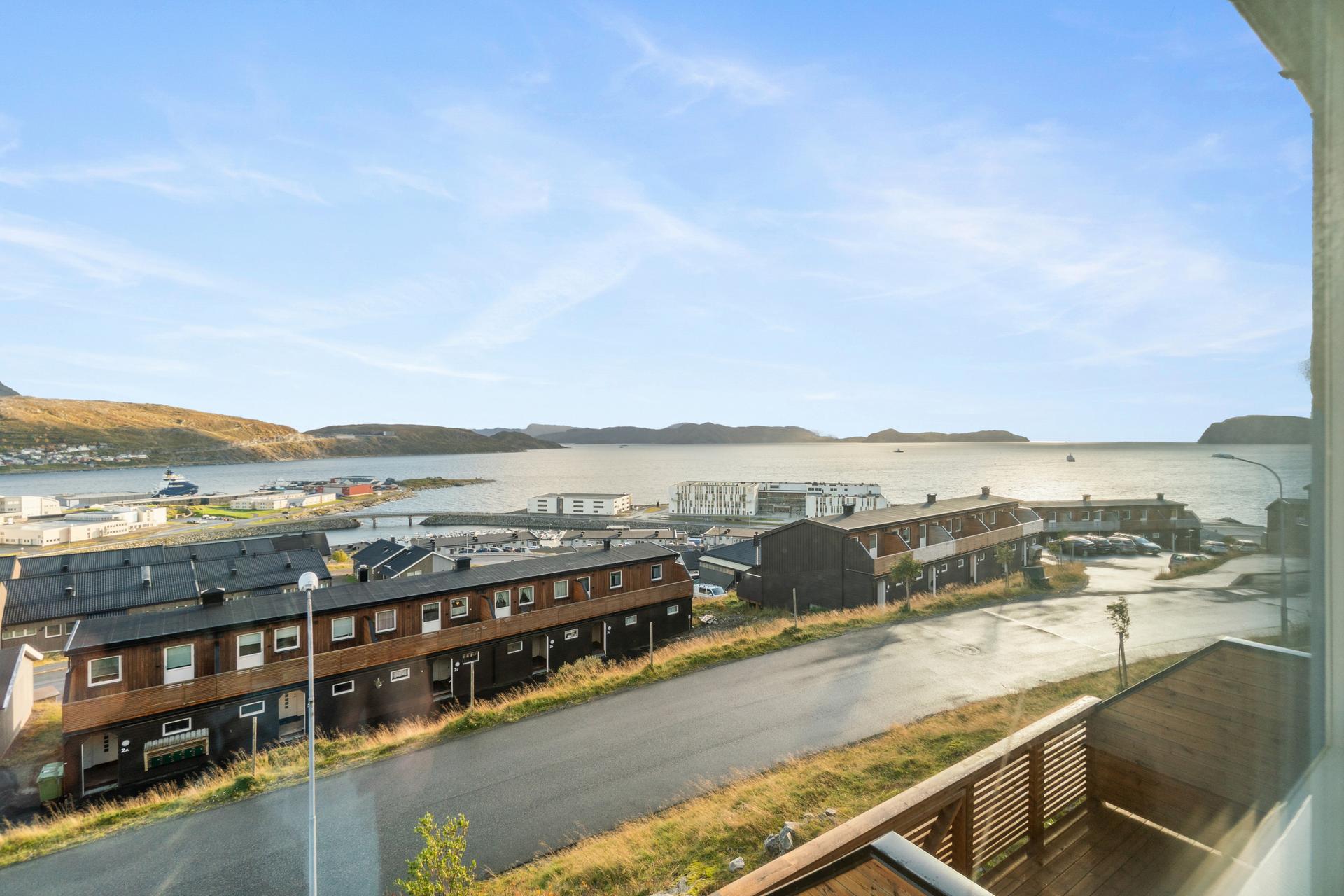 Boligen har en flott utsikt mot havet og innseilingen til Hammerfest.. Bilde nummer 2 av 3