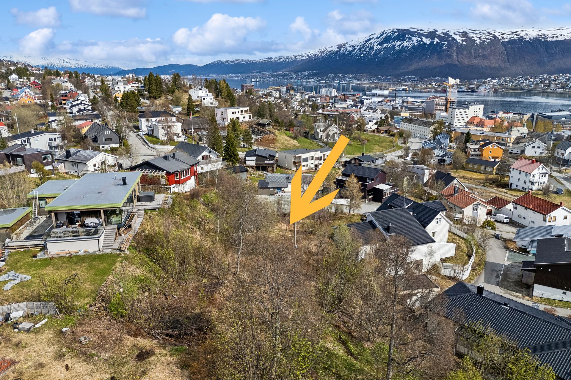 Fra eiendommen er det utsikt over Tromsøysundet, sentrum og de omkringliggende fjellene.. Bilde nummer 2 av 3