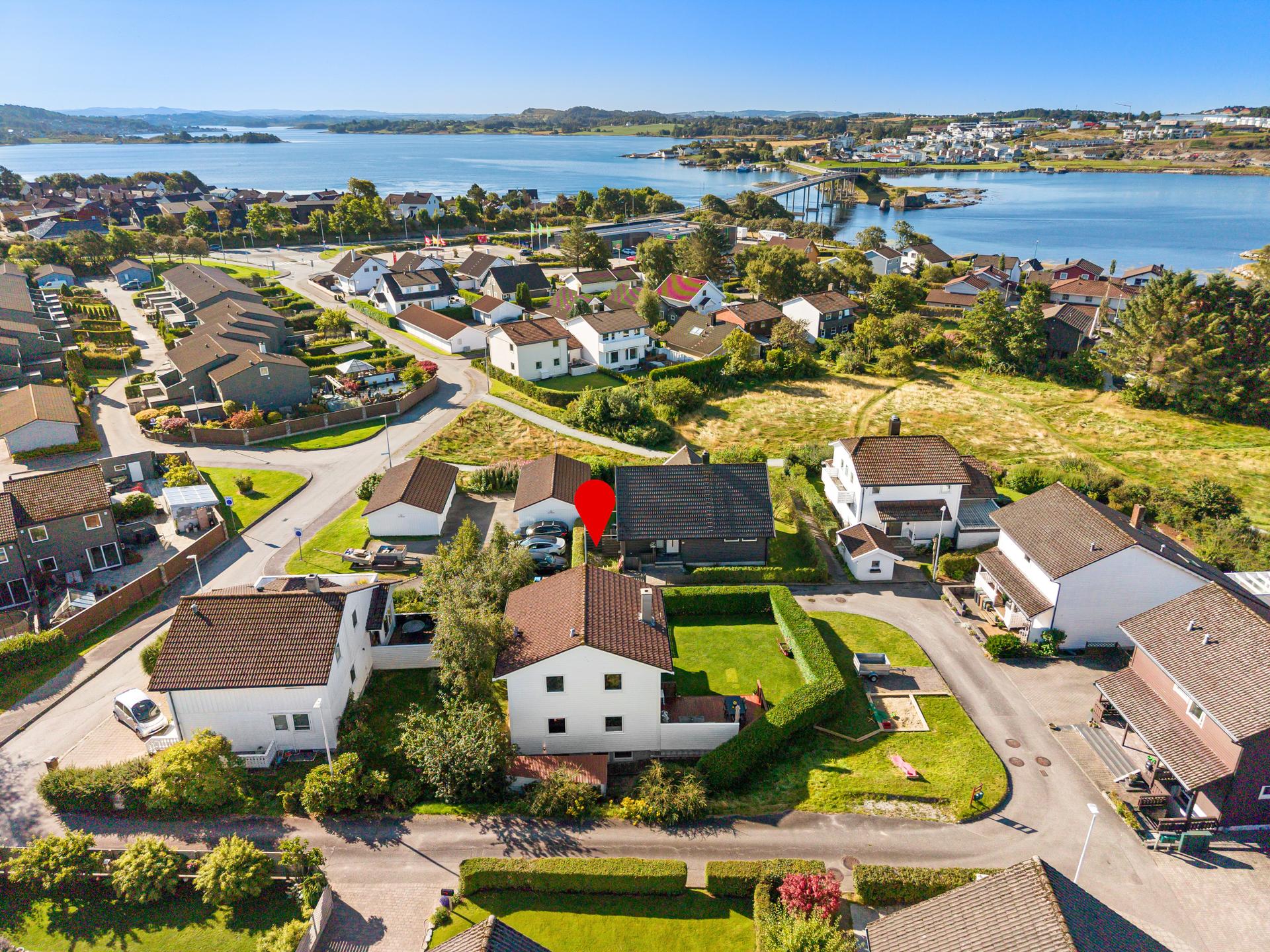 Her bor man fint til i et barnevennlig nabolag med nærhet til fjorden med flere flotte turområder. Bilde nummer 2 av 3