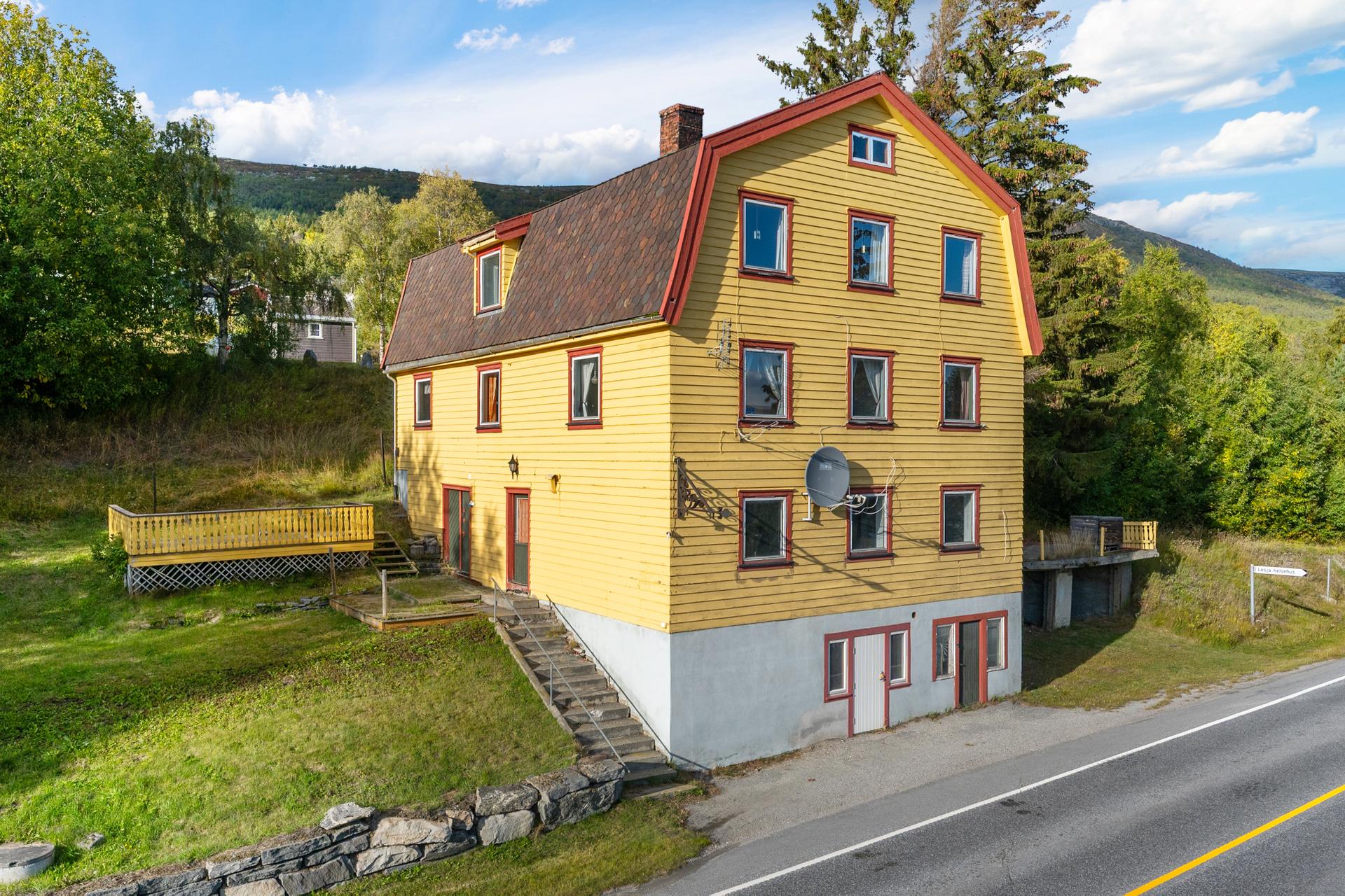 I første etasjen var det tidligere bakeri. I kjelleren var det butikk. Huset har ikke vært bebodd på flere år, men ble sist brukt som bolig. . Bilde nummer 3 av 3