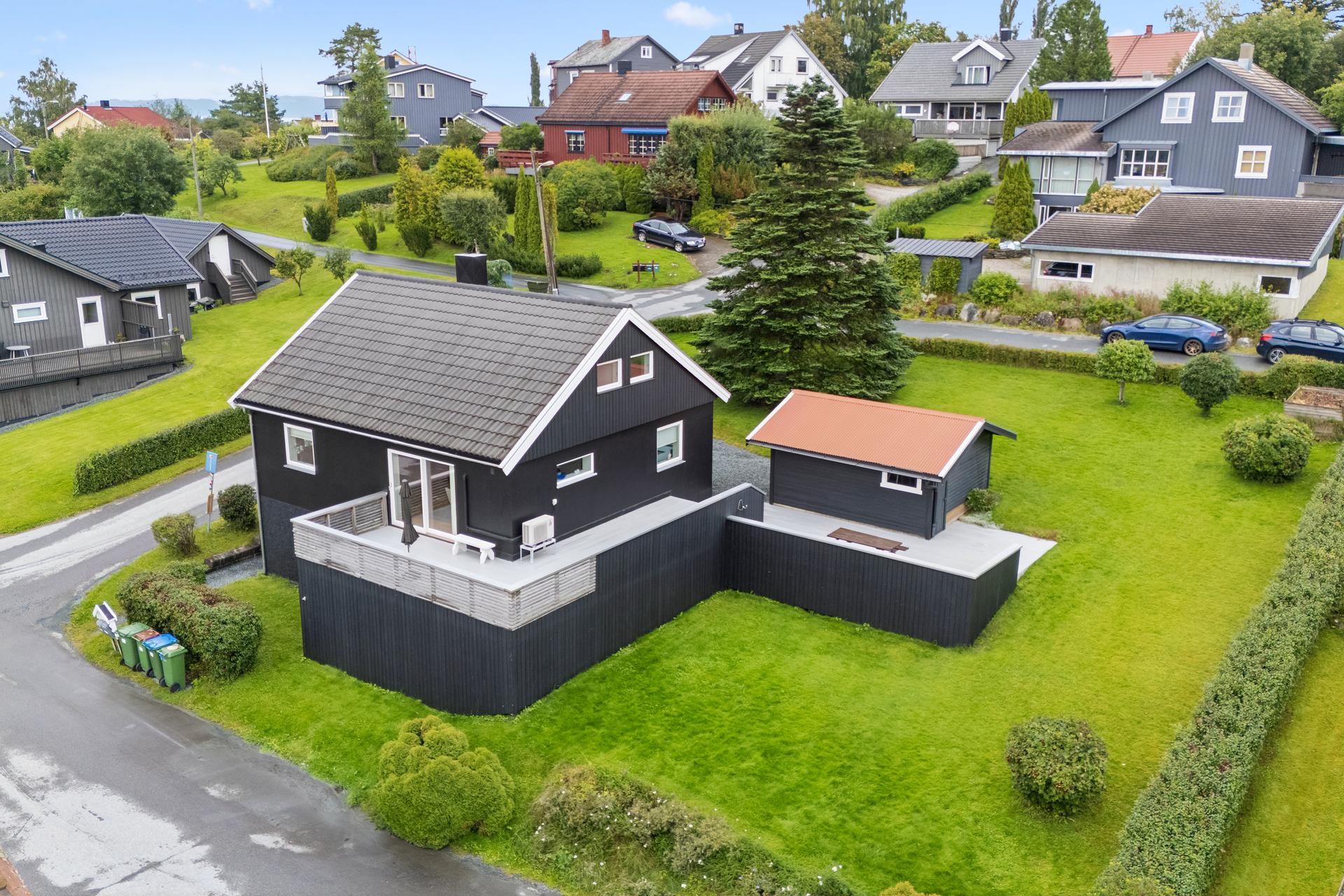Boligen ligger i et rolig og barnevennlig nabolag, med kort vei til Levanger sentrum.
. Bilde nummer 2 av 3
