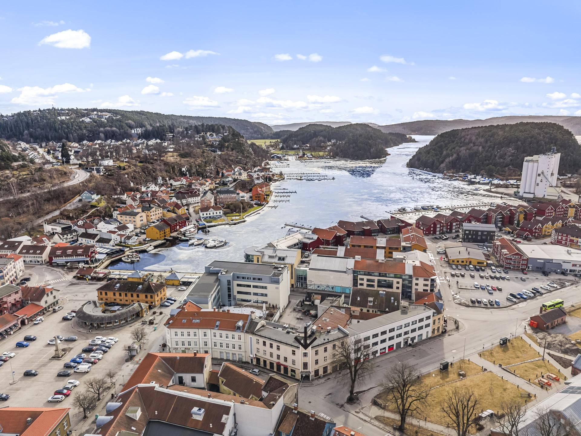 Velkommen til en pen selveier midt i Halden sentrum!. Bilde nummer 1 av 3