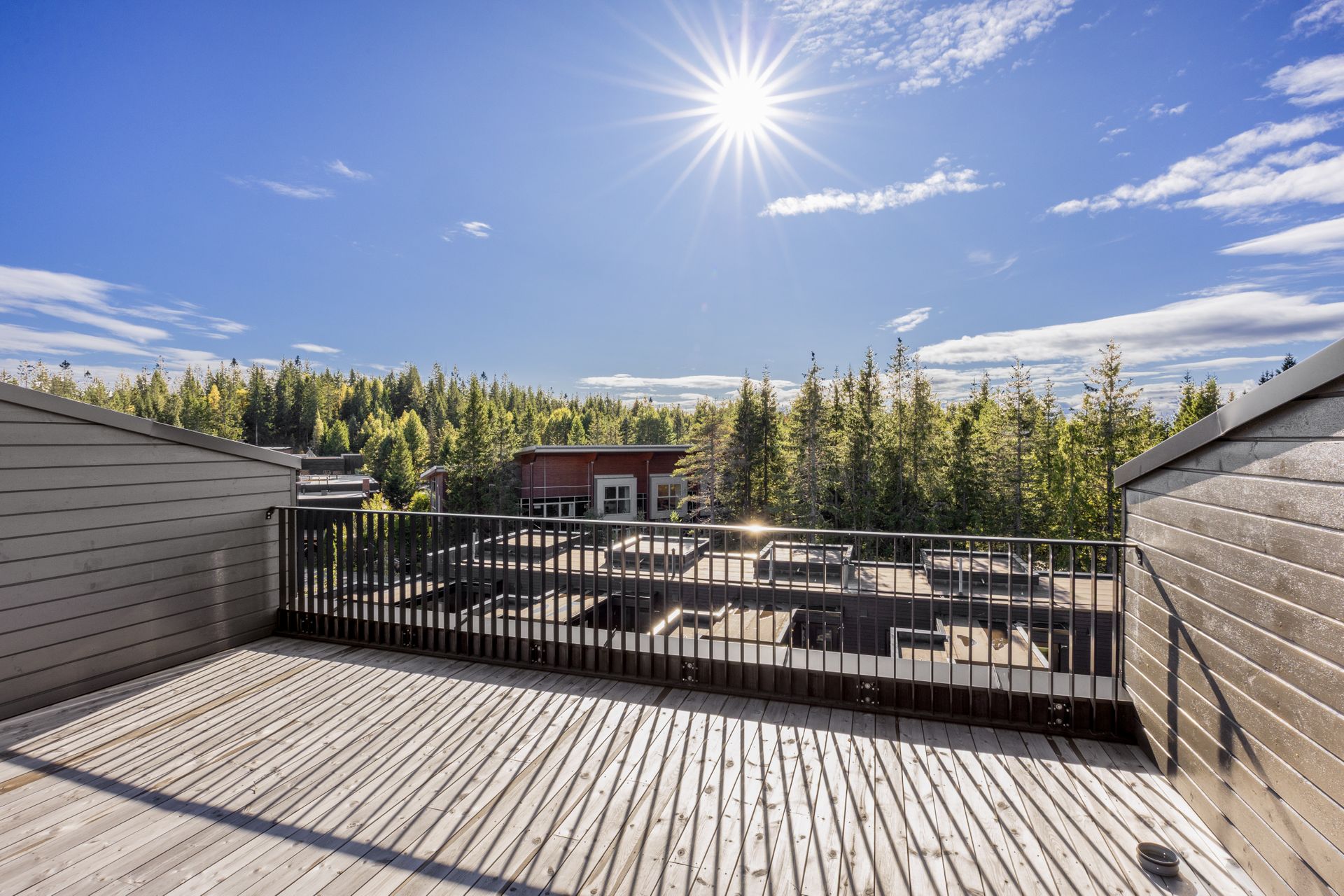 Idyllisk beliggenhet tett opp mot skog og mark.. Bilde nummer 2 av 3