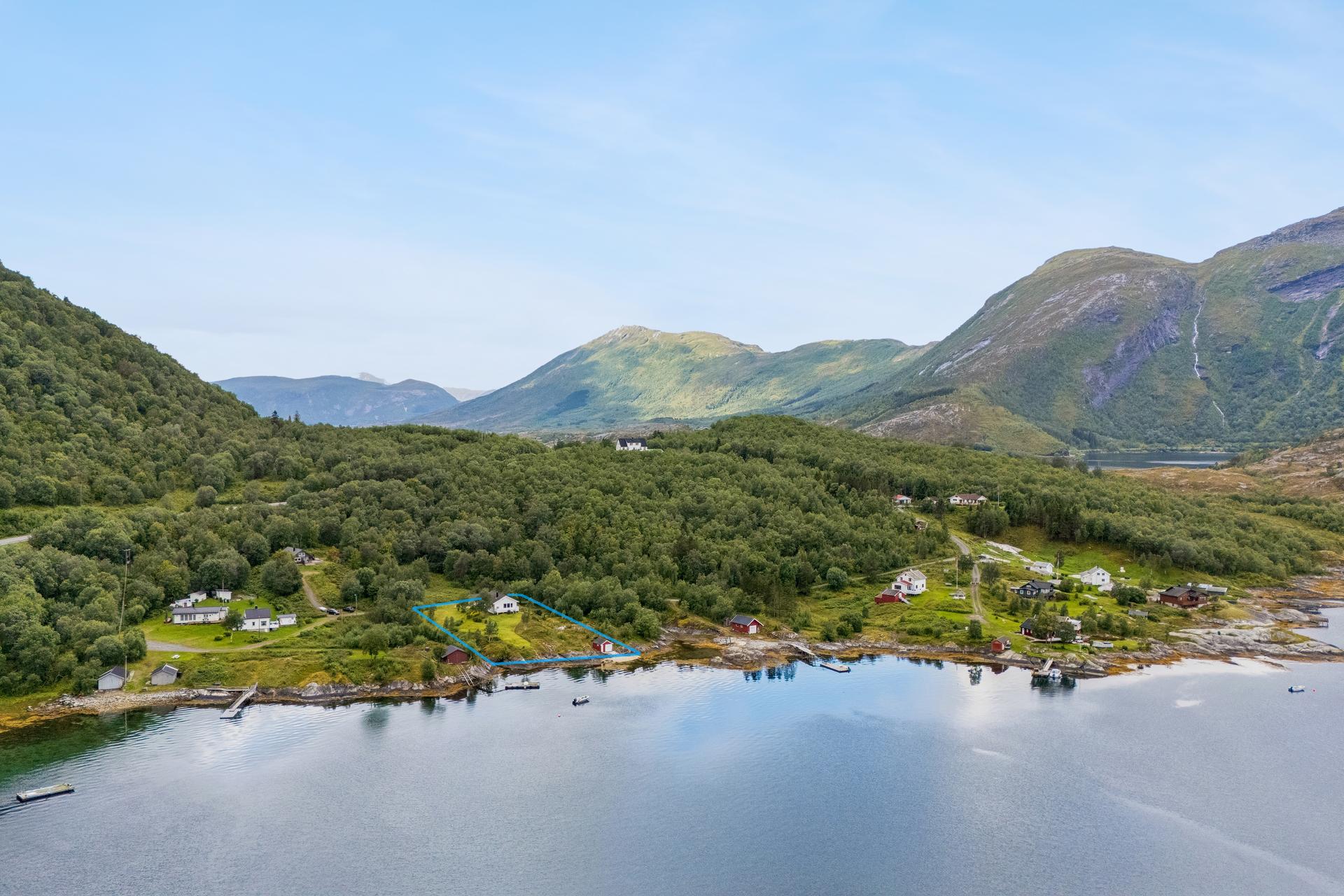Eiendommen har stor tomt på ca. 2638 m² med flotte uteområder - og ca. 38m strandlinje.. Bilde nummer 3 av 3