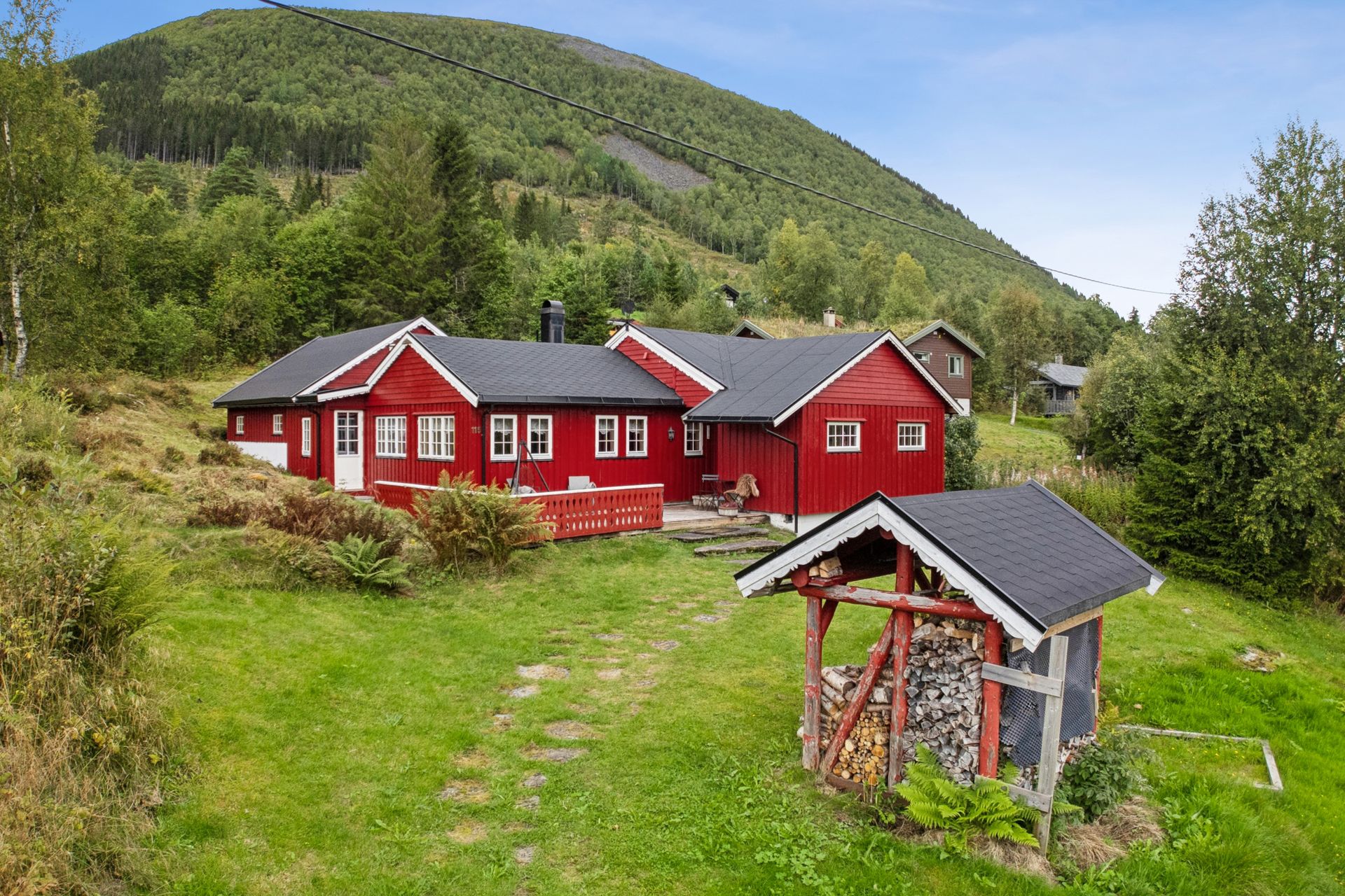 - Koselig fritidsbolig fra 1998 med god plass, flere tilbygg og flotte uteområder -. Bilde nummer 2 av 3
