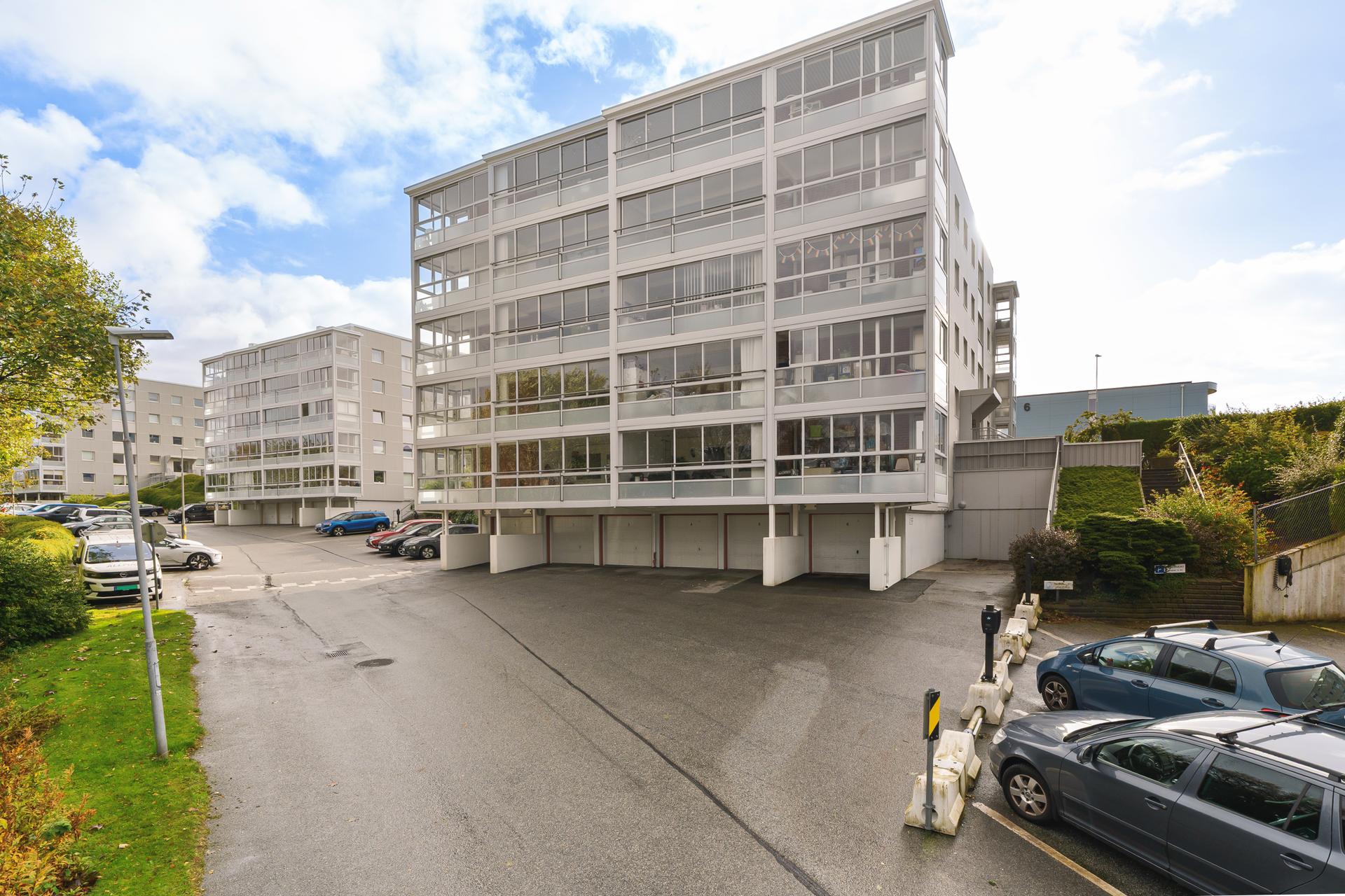 Leiligheten har en sentral og attraktiv beliggenhet på Varatun i Sandnes, i et etablert og trivelig boligområde med kort vei til både byliv, handel og kollektivtransport. . Bilde nummer 3 av 3