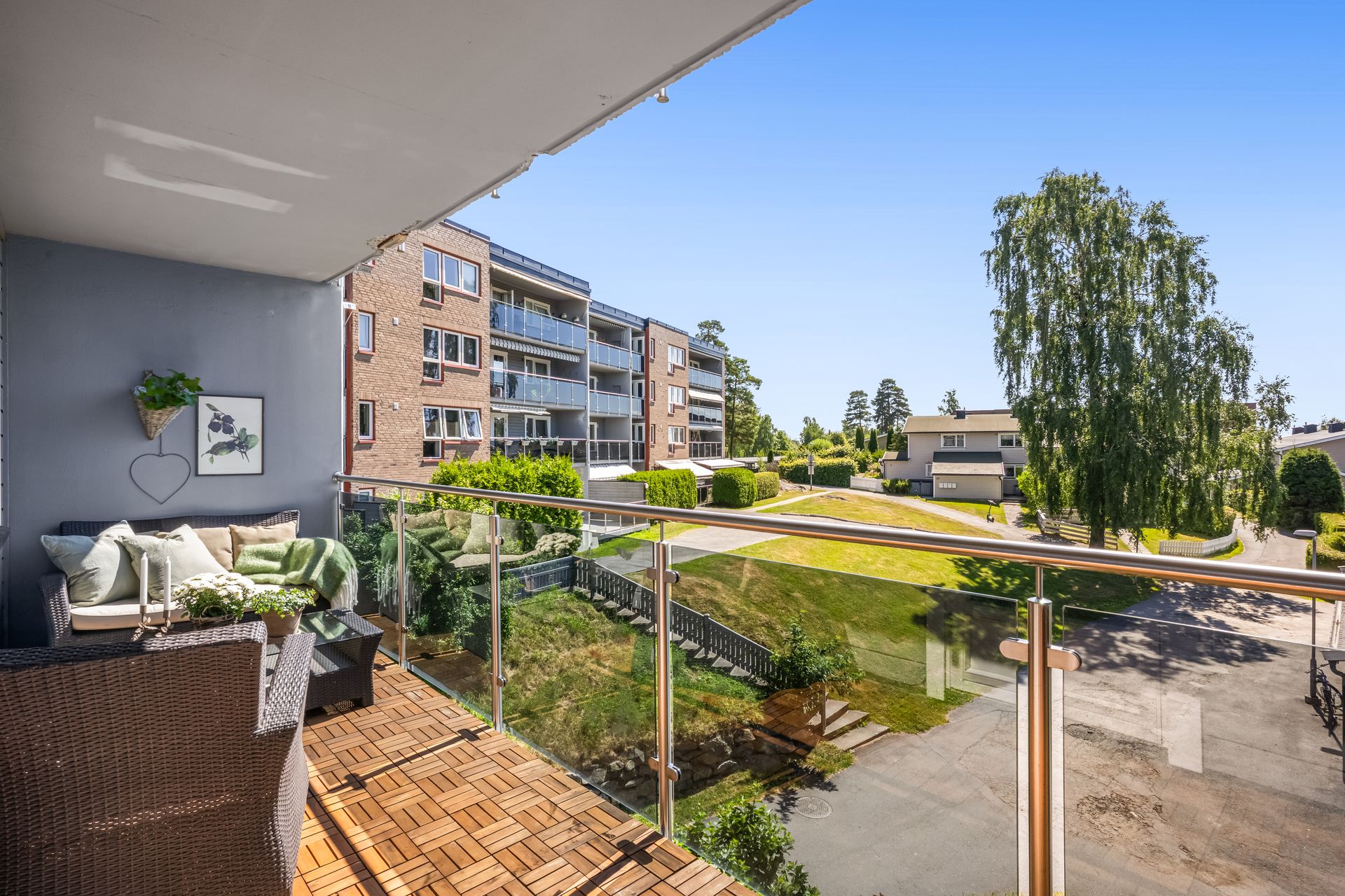 Fra stuen er det utgang til en sydvendt balkong på ca. 11 m².. Bilde nummer 3 av 3