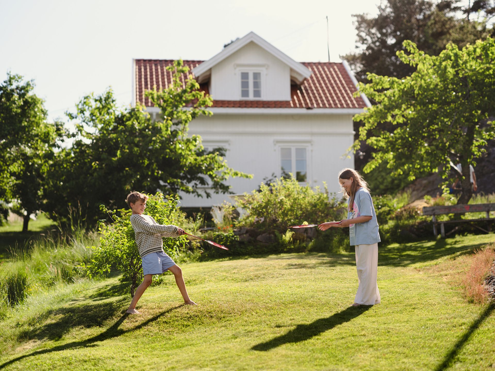 Søsken spiller badminton (1).jpg