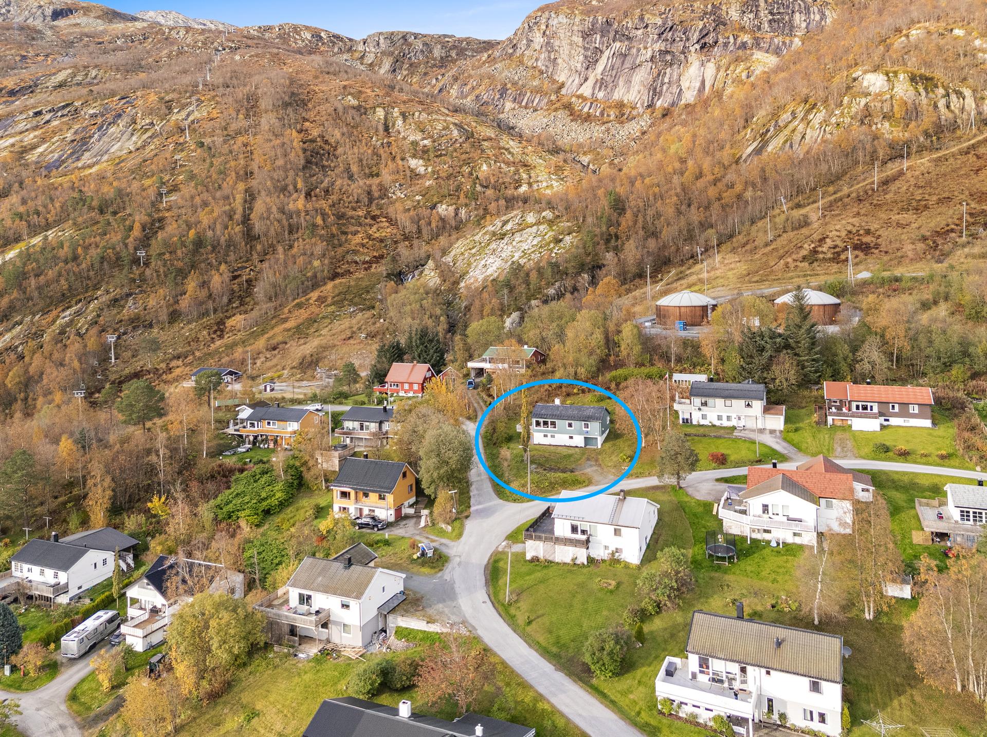 Boligen ligger meget fint til i feltet - Alpinsenteret ligger like ved. Bilde nummer 2 av 3