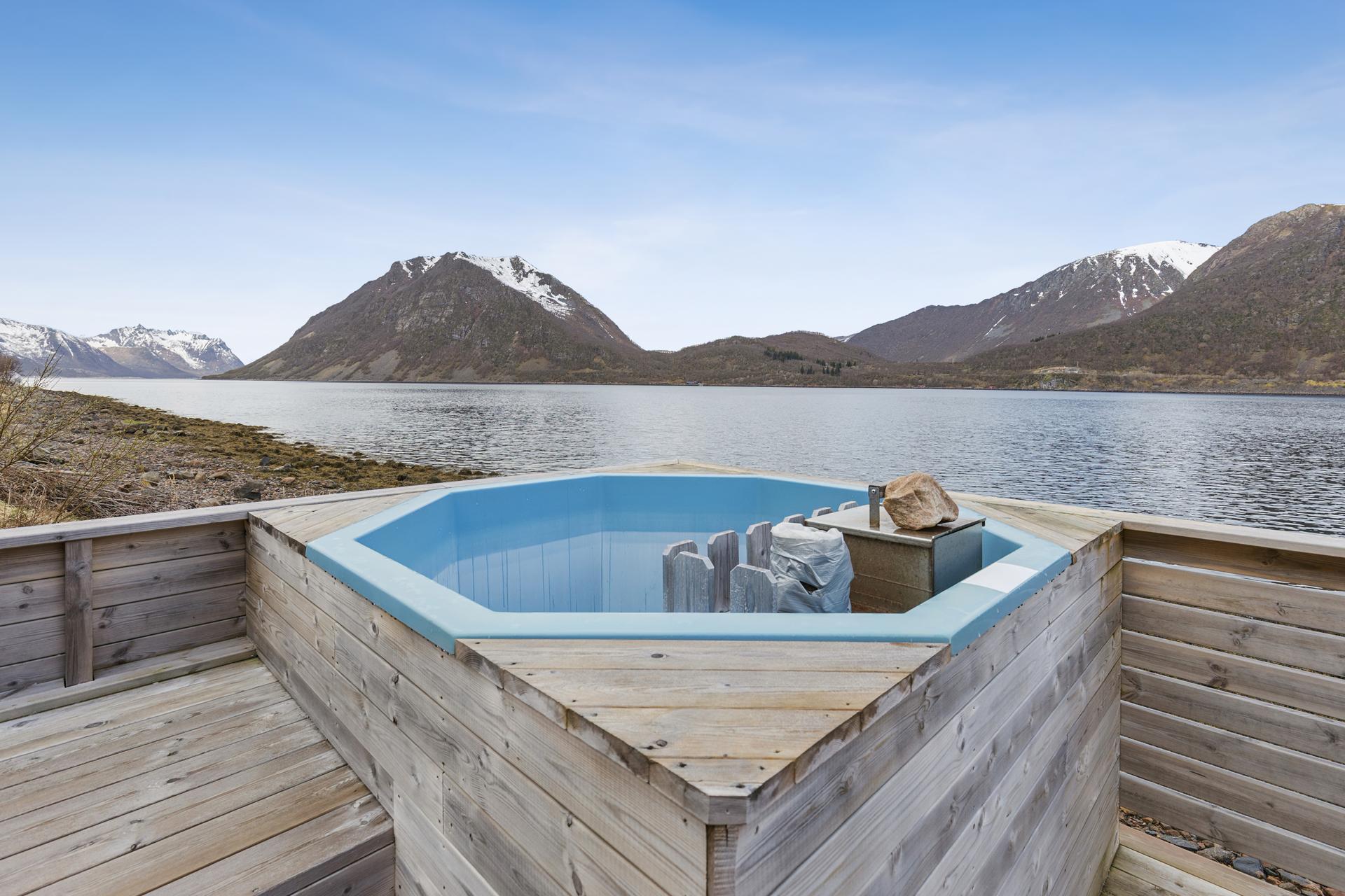 Eiendommen har egen strandlinje med terrasse og badestamp rett ved fjorden.. Bilde nummer 3 av 3