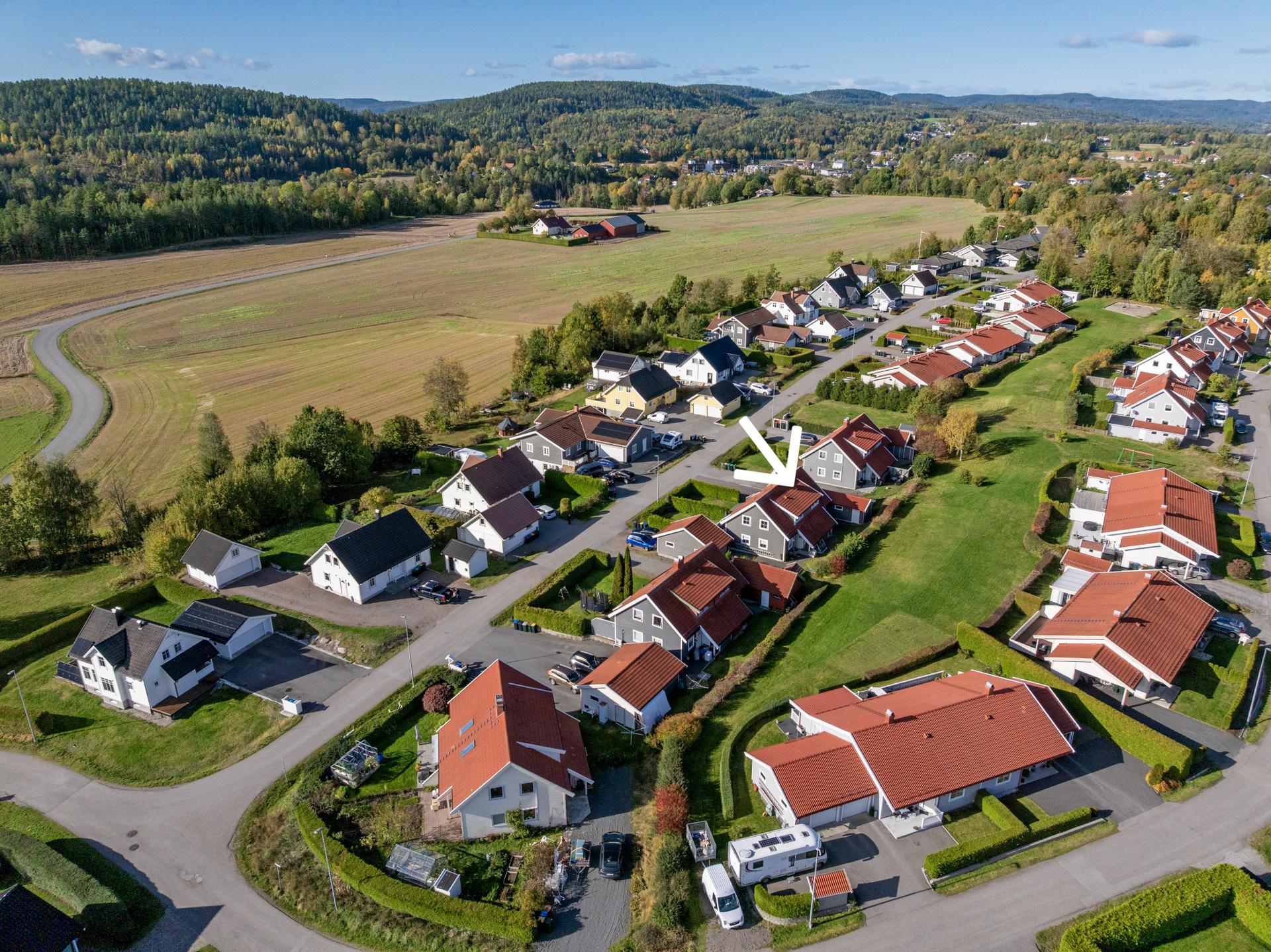 Halvpart av vertikaldelt tomannsbolig over to plan, beliggende i et etablert og barnevennlig boligfelt.. Bilde nummer 2 av 3