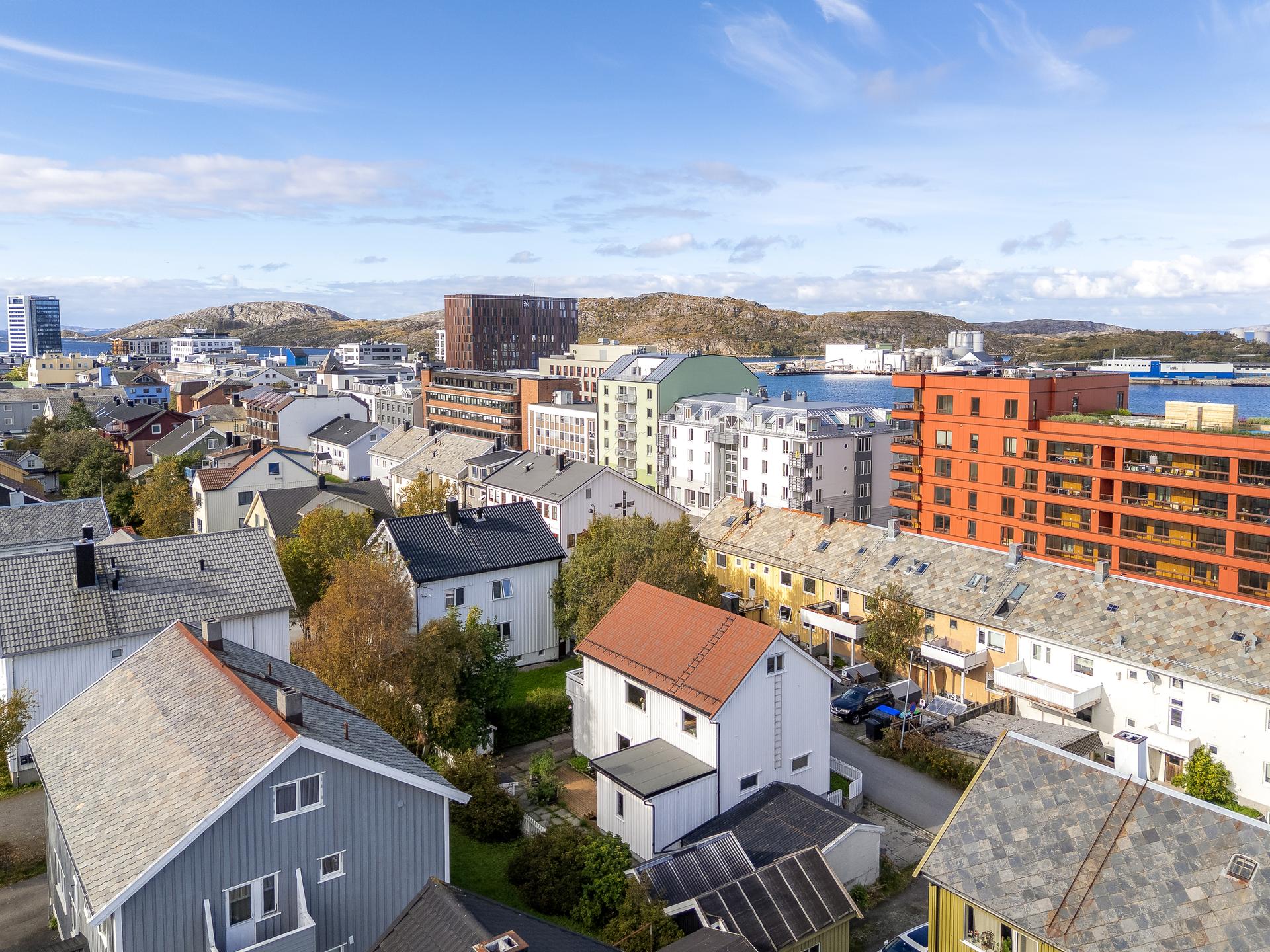 Fra eiendommen er det kort gangavstand til byens fasiliteter som glasshuset, kafeer, butikker, kulturtilbud og kollektivtransport.. Bilde nummer 3 av 3