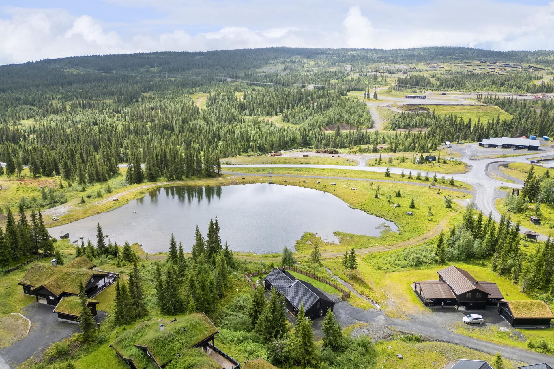 Hytta ligger idyllisk til ved Sørskei Tjernet med kort avstand til alt området har å by på. Bilde nummer 2 av 3