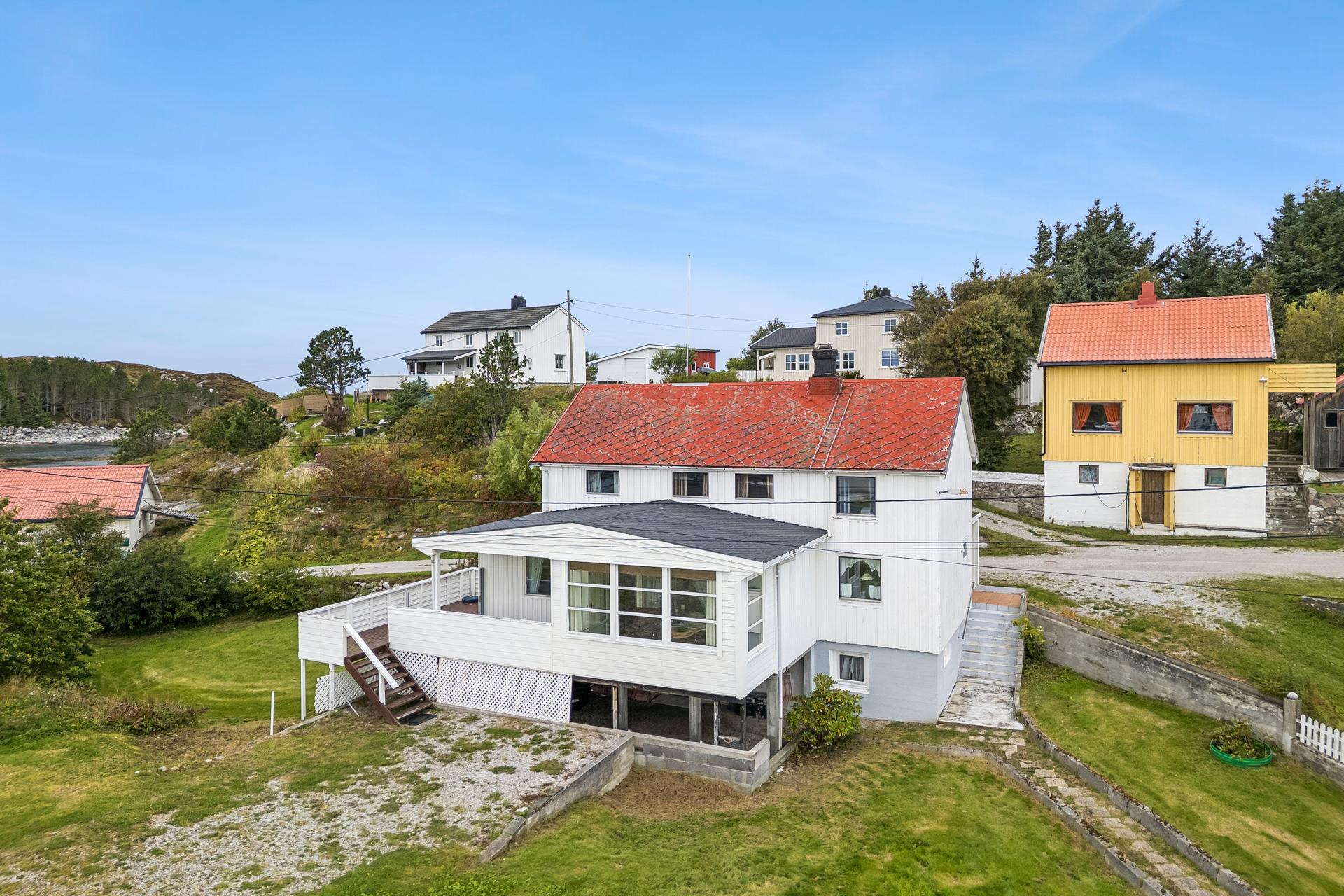 Eiendommen strekker seg over hele 5,5 mål og byr på flotte omgivelser. Bilde nummer 3 av 3