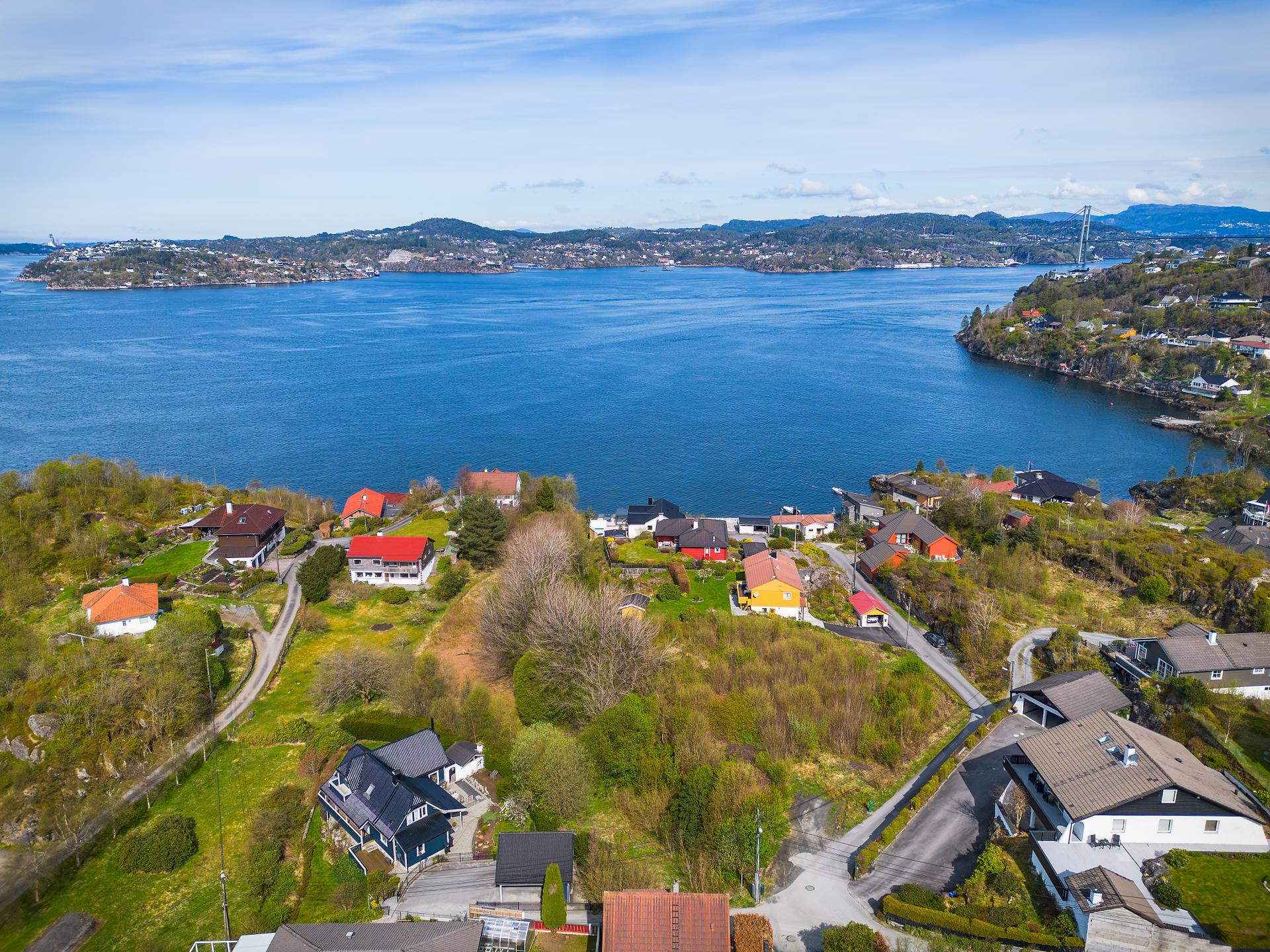 Tomt med rammetillatelse for to eneboliger, med flott beliggenhet i Godvik. Barnevennlig, solrikt og med noe utsikt mot sjø.. Bilde nummer 1 av 3