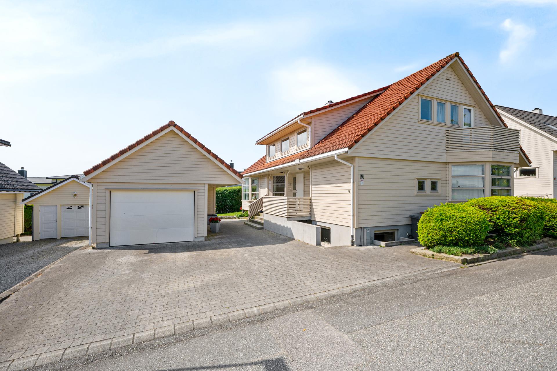 Romslig gårdsrom for flere biler i tillegg til god garasje med lagringsplass.. Bilde nummer 2 av 3