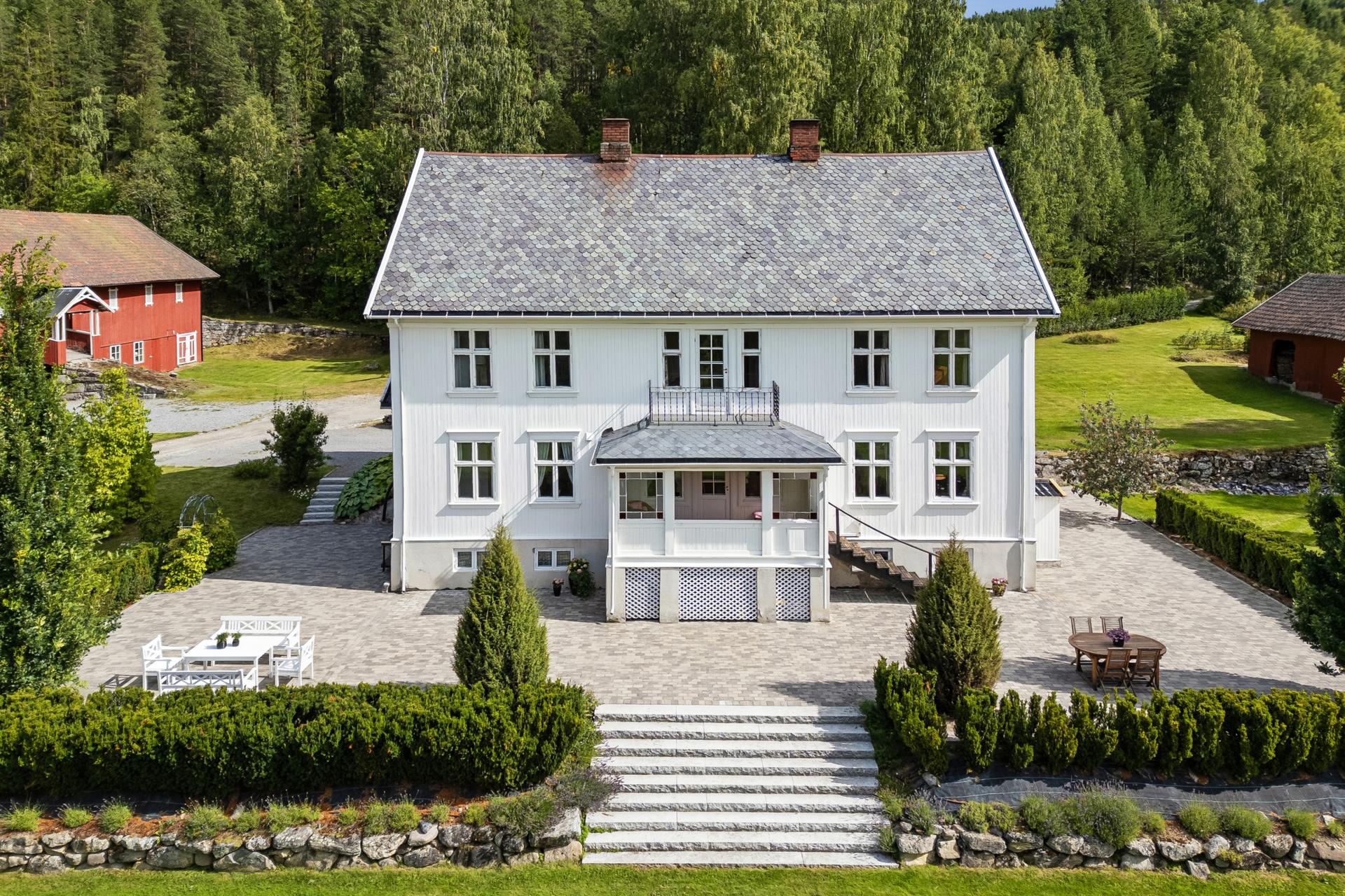 Fasade våningshus med opparbeidede uteområder sett fra vest. Foto: EFKT (Andreas Ellingsen). Bilde nummer 1 av 3
