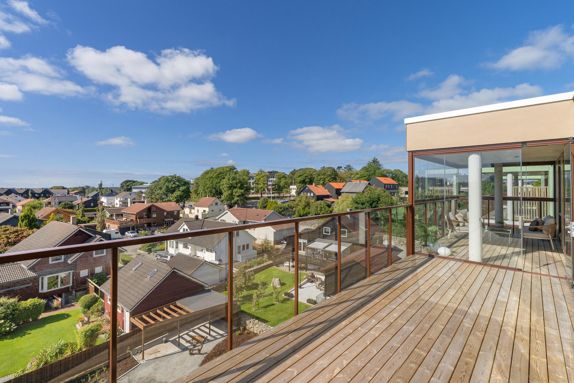 Stor balkong med innglassing. . Bilde nummer 2 av 3