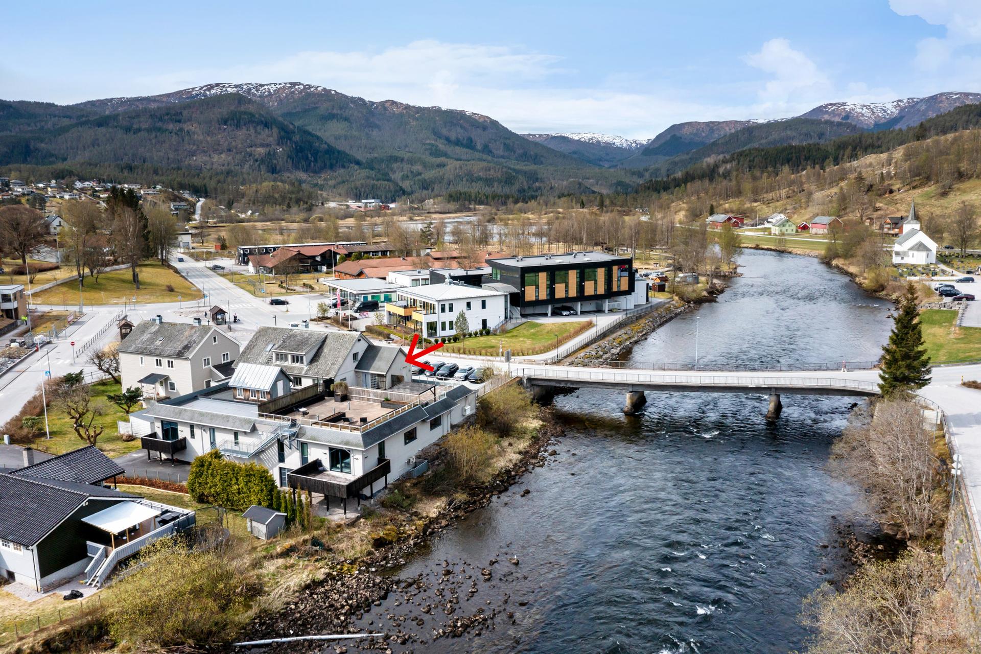 Bygget frå 1946 er jamleg vedlikehalde og har vorte modernisert med mellom anna tilbygg i 2006. Leiligheta har to parkeringsplassar framfor bygget.. Bilde nummer 2 av 3