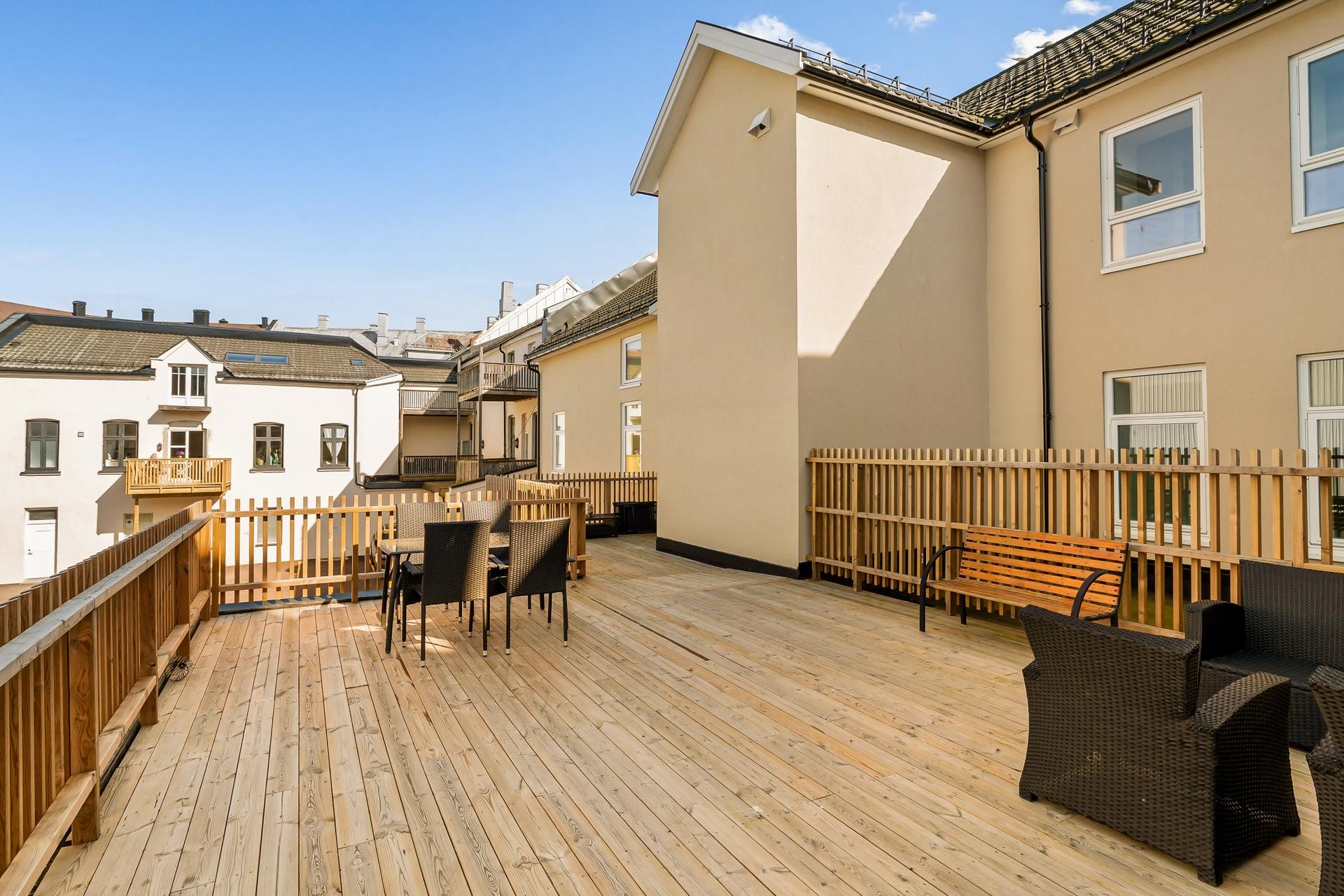 Stor felles takterrasse for de 5 leilighetene i bygget. Bilde nummer 2 av 3