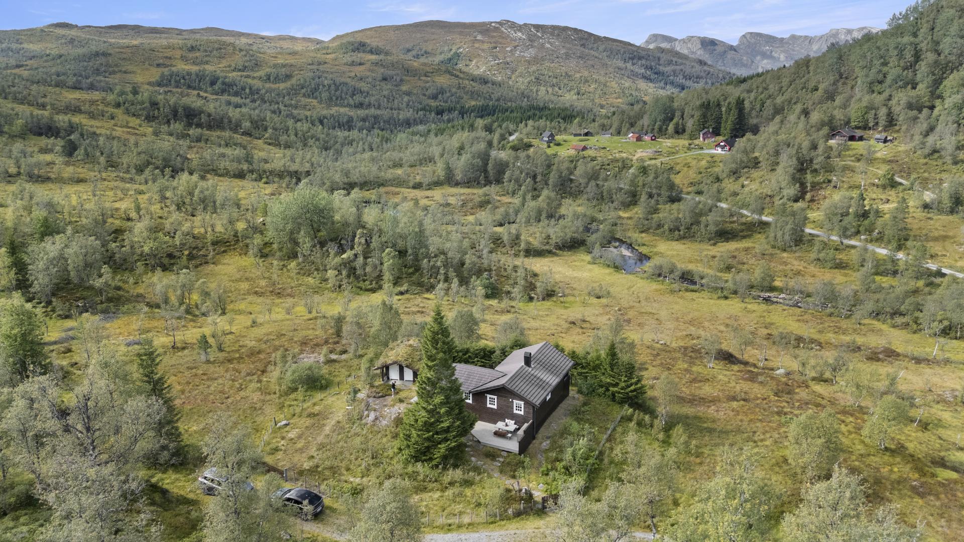 Hytta ligg på eit lite høgdedrag i dalføret, og har gode solforhold på sommaren. Bilde nummer 3 av 3