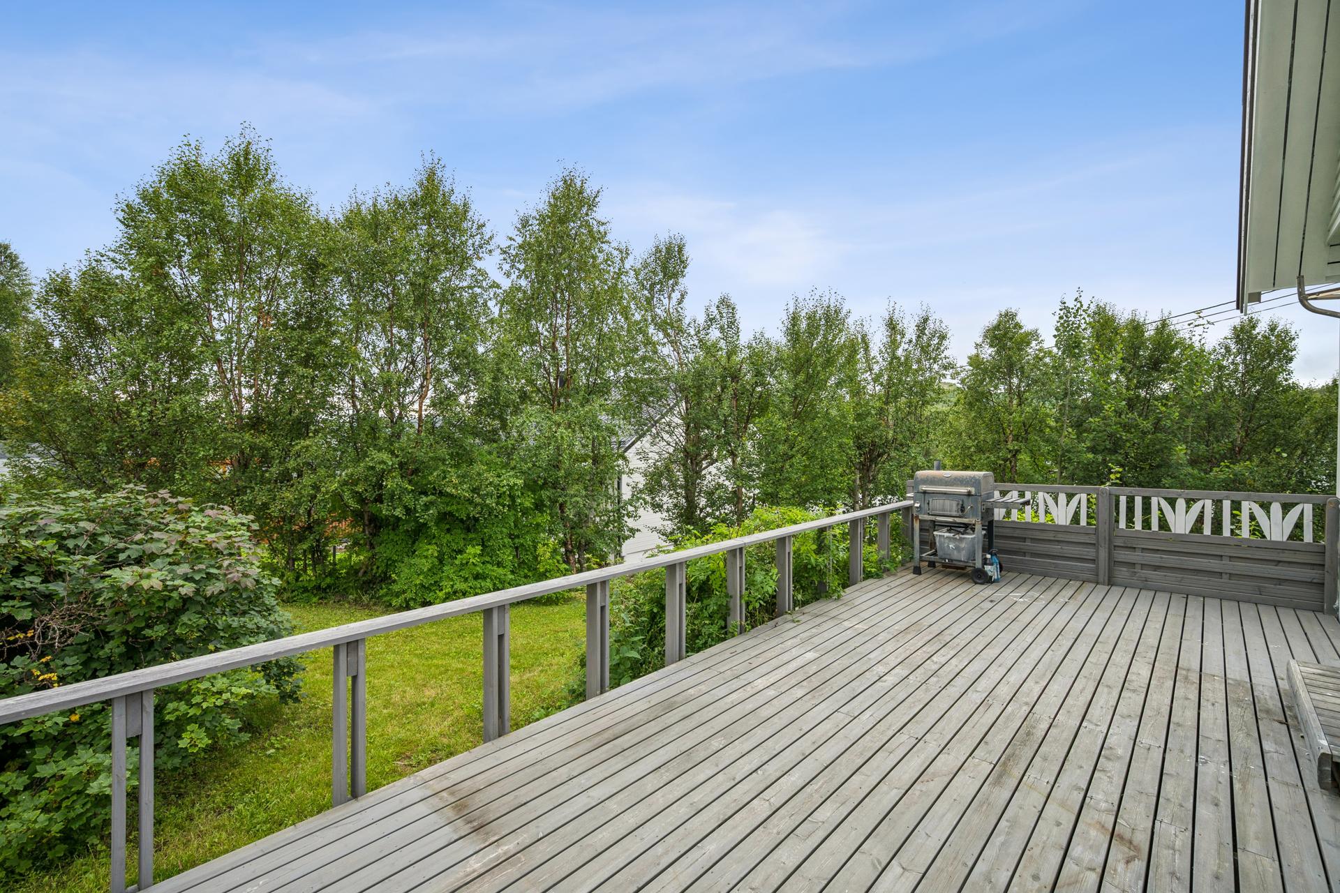 Stor terrasse på 22 m² og en balkong på 17 m² gir rikelig med uteplass.. Bilde nummer 3 av 3