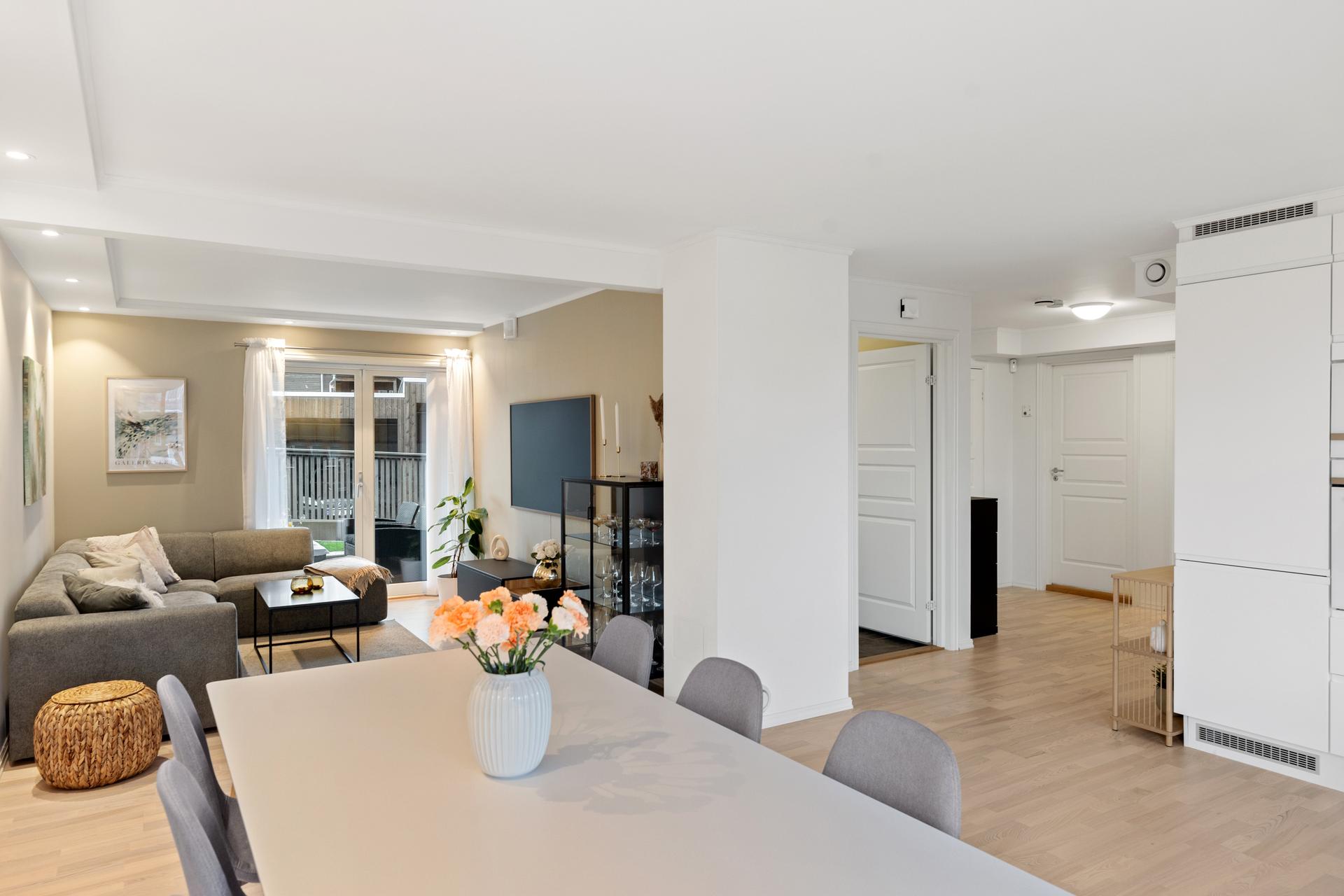 Stuen har god plass til sofagruppe og adkomst ut til terrassen.. Bilde nummer 2 av 3