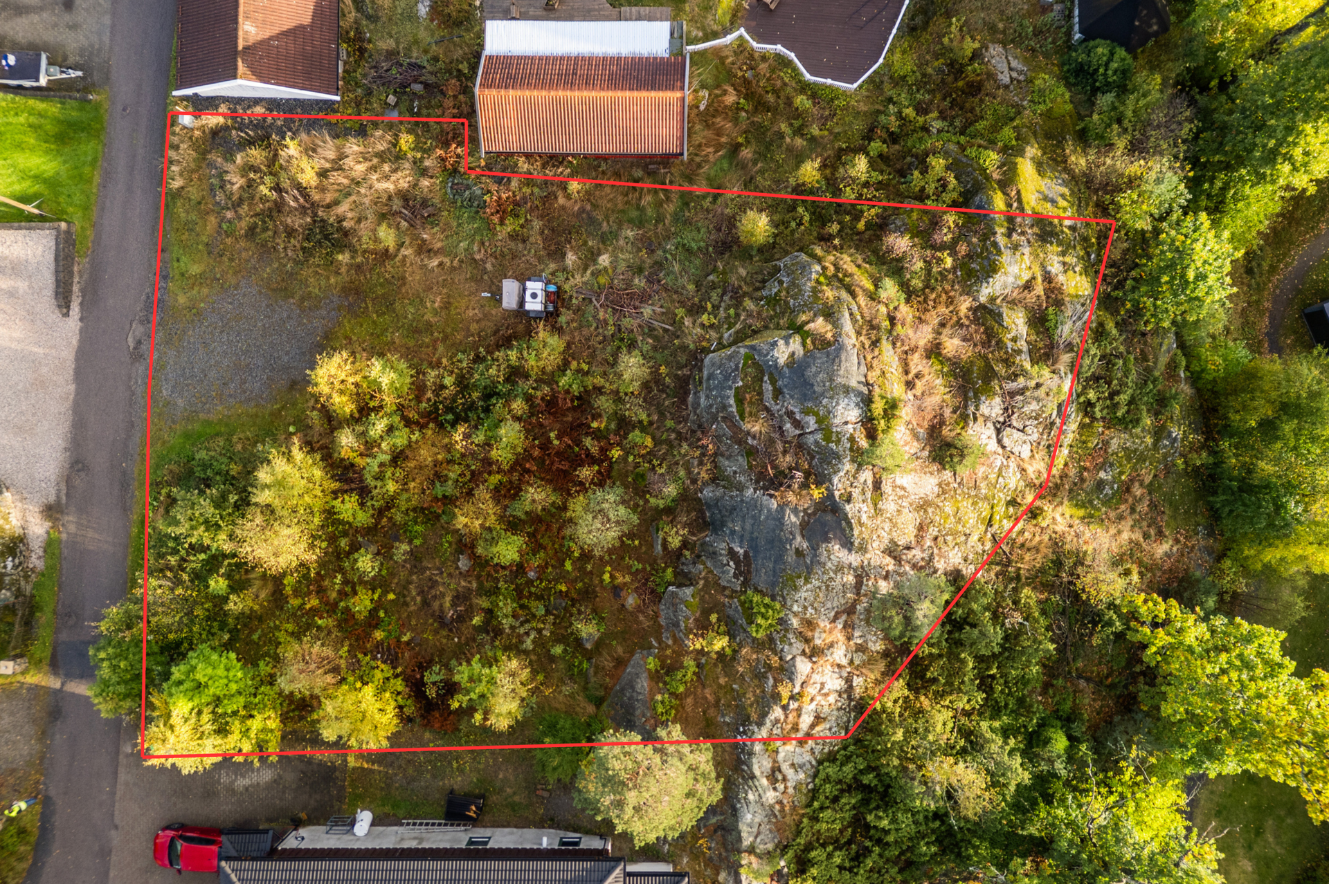 Eiet tomt med et samlet areal på 923 m² - Omrisset er omtrentlig og ment som en indikasjon på tomtegrenser. . Bilde nummer 3 av 3