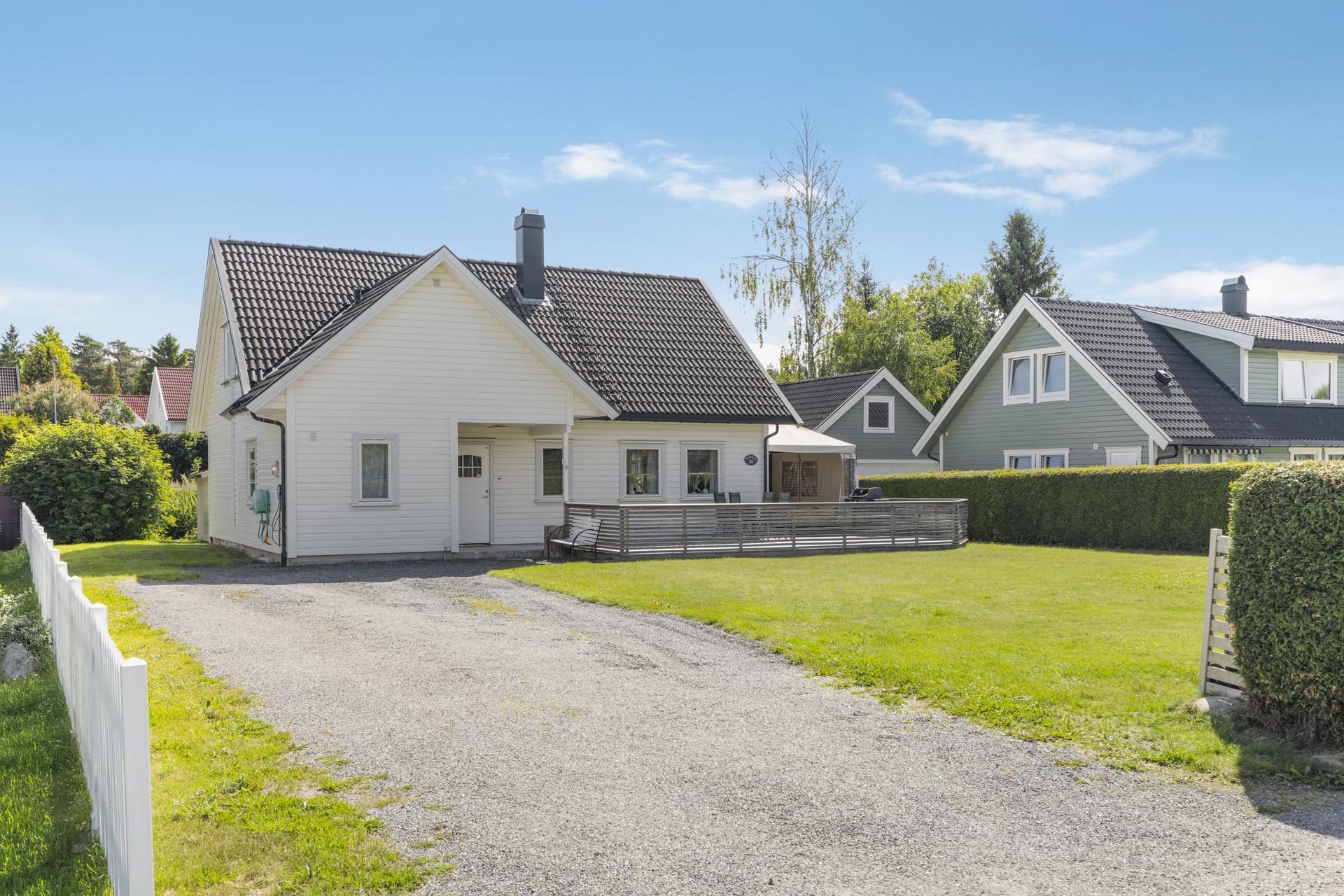 Romslig og flat tomt med gode muligheter for å skape seg et drømmehjem. Foto: Fredrik Wiig /Boligbilder AS. Bilde nummer 2 av 3