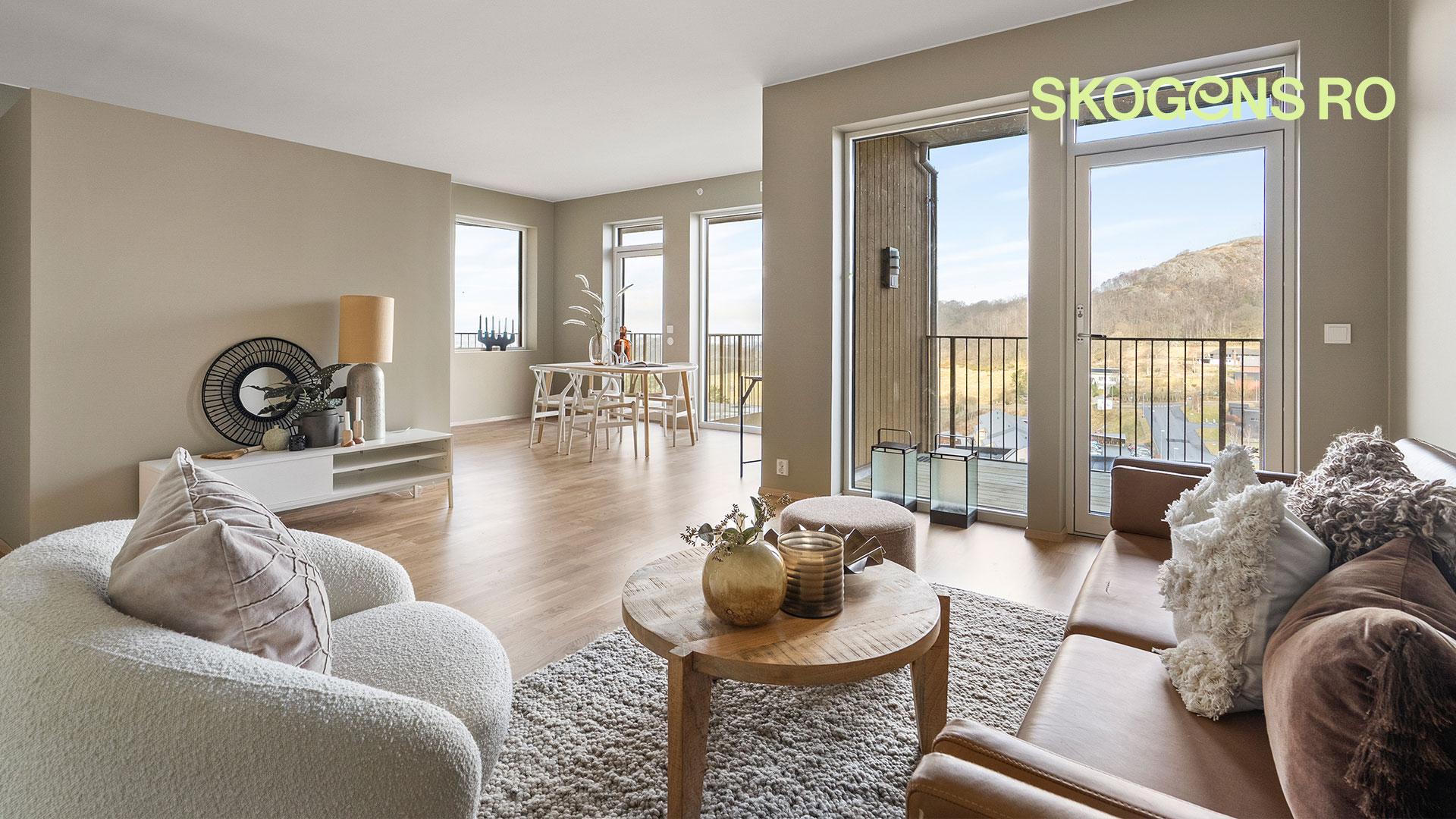 I leiligheten får du en kjekk løsning med tre høyskap på kjøkkenet gjemt bak en liten vegg mot stua, perfekt til tv. . Bilde nummer 1 av 3