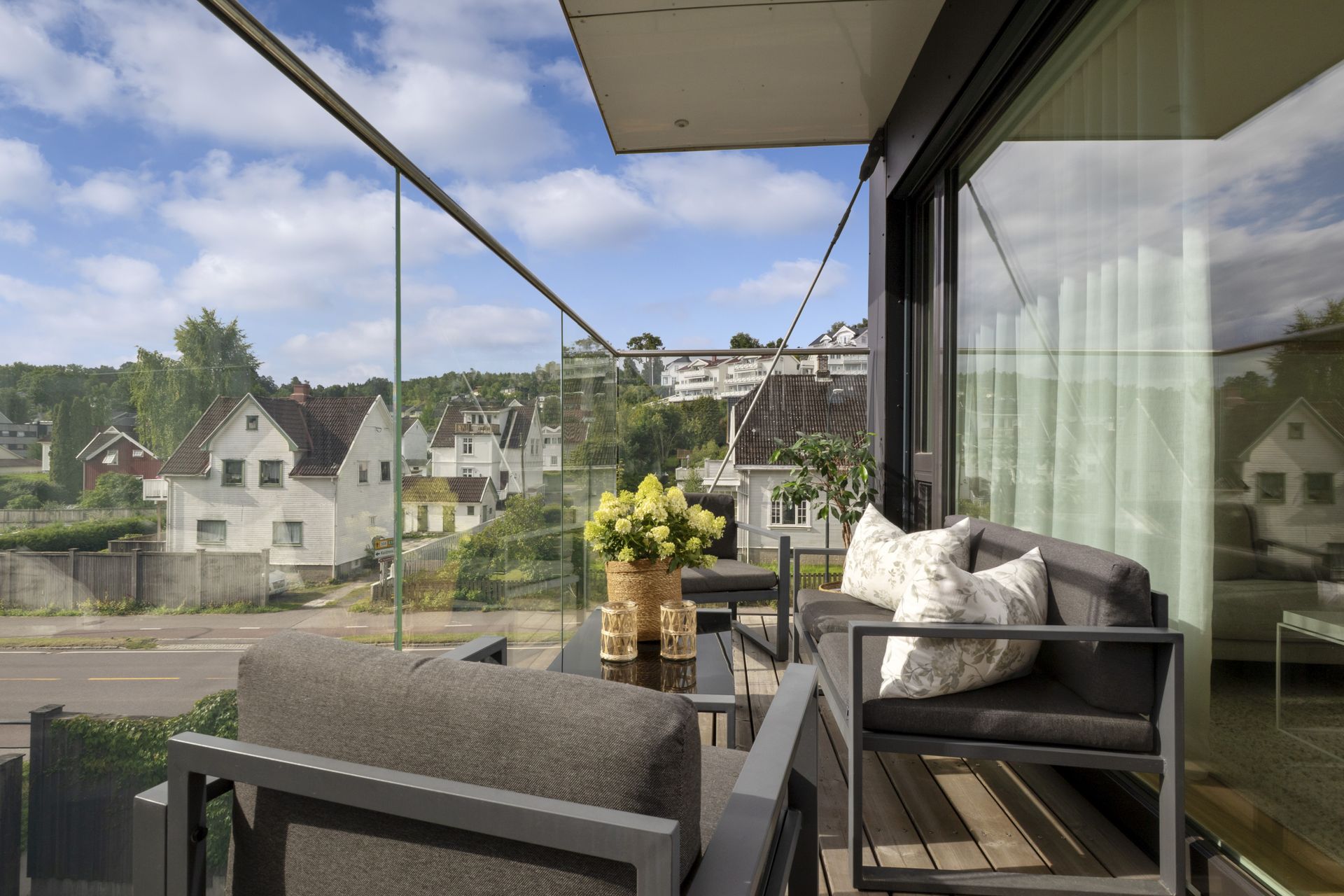 Sydøstvendt balkong på ca. 8,3 m² med plass til en hyggelig sittegruppe.. Bilde nummer 2 av 3
