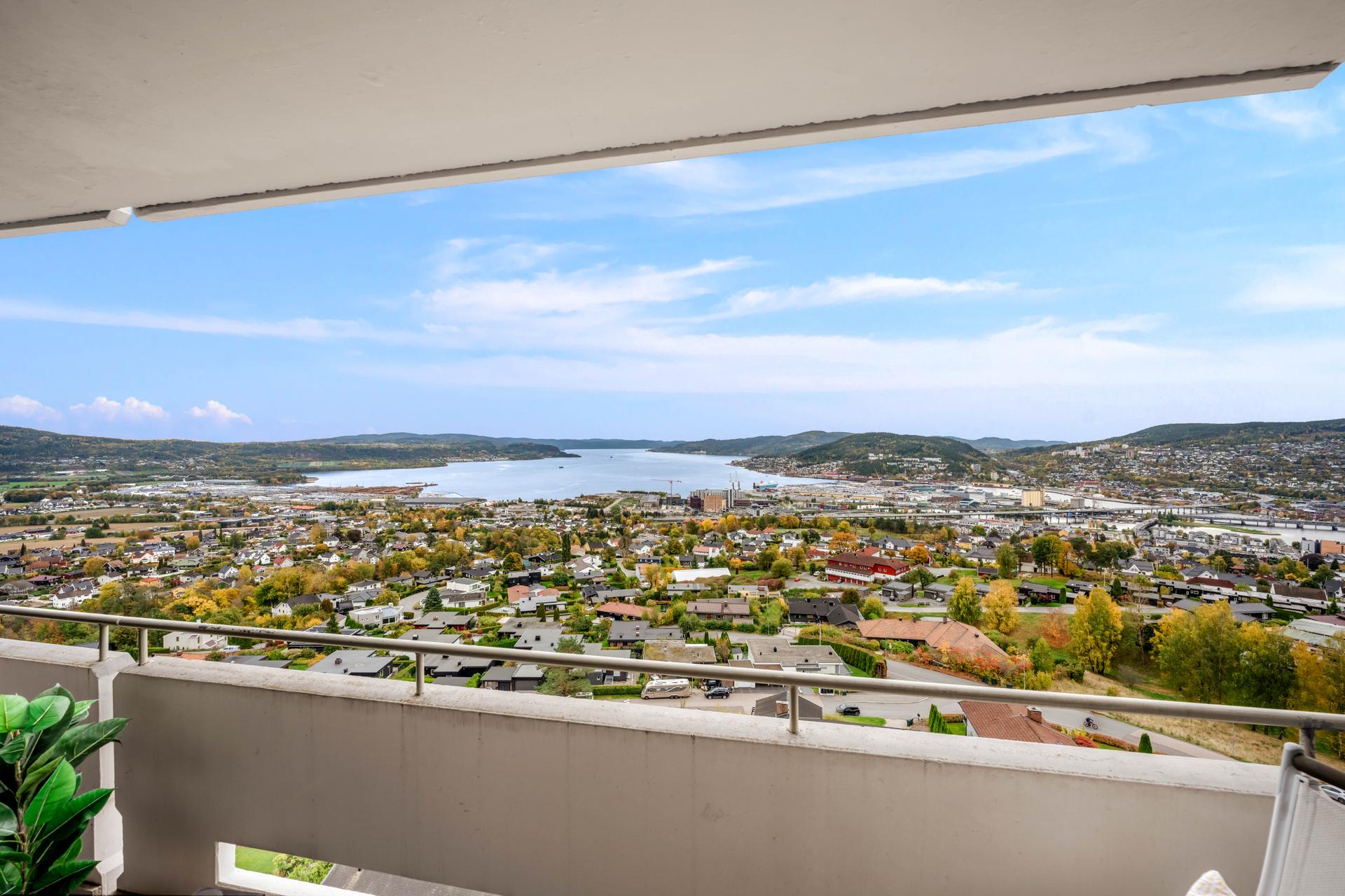 Fra leiligheten og balkongen er det vidstrakt utsikt mot Drammensfjorden, byen og Lierdalen.. Bilde nummer 3 av 3