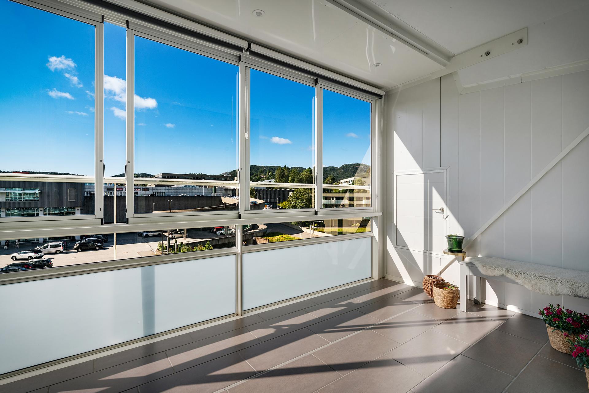Leilighet i 3. etasje med en stor, innglasset balkong på 16 m².. Bilde nummer 2 av 3