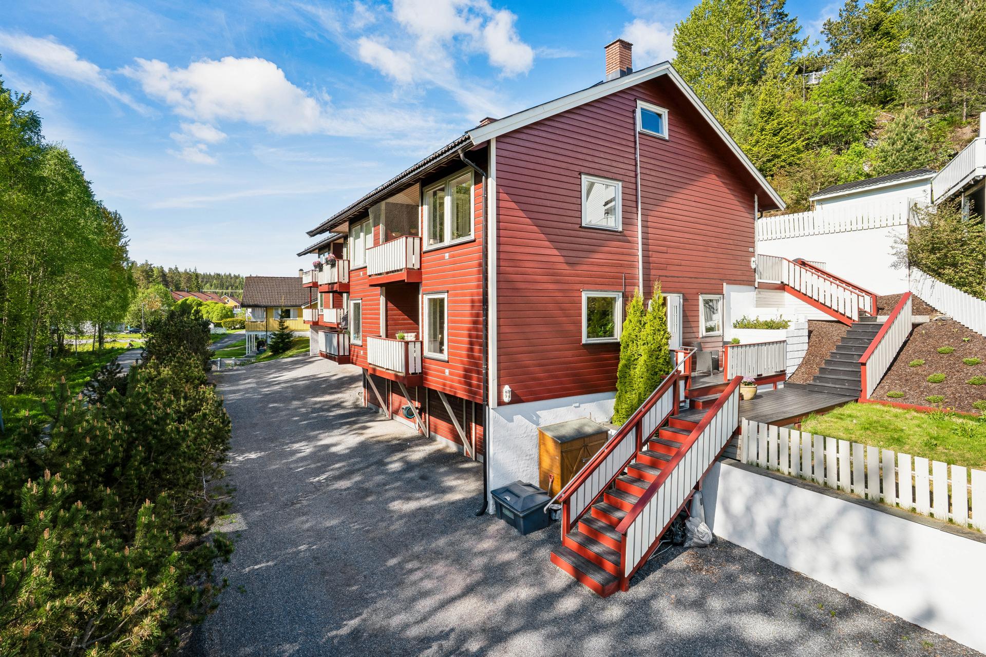 Leiligheten disponerer en garasjeplass og en bod i bygningens underetasje.. Bilde nummer 2 av 3