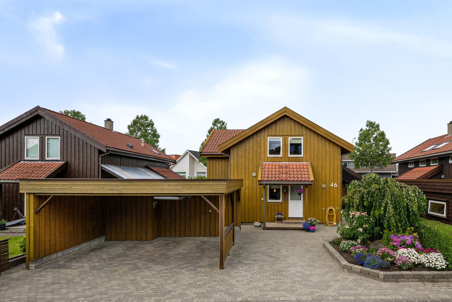 Dobbel carport, sykkelbod og godt gårdsrom for flere biler. Rikelig med lagring for hageutstyr m.m.. Bilde nummer 2 av 3