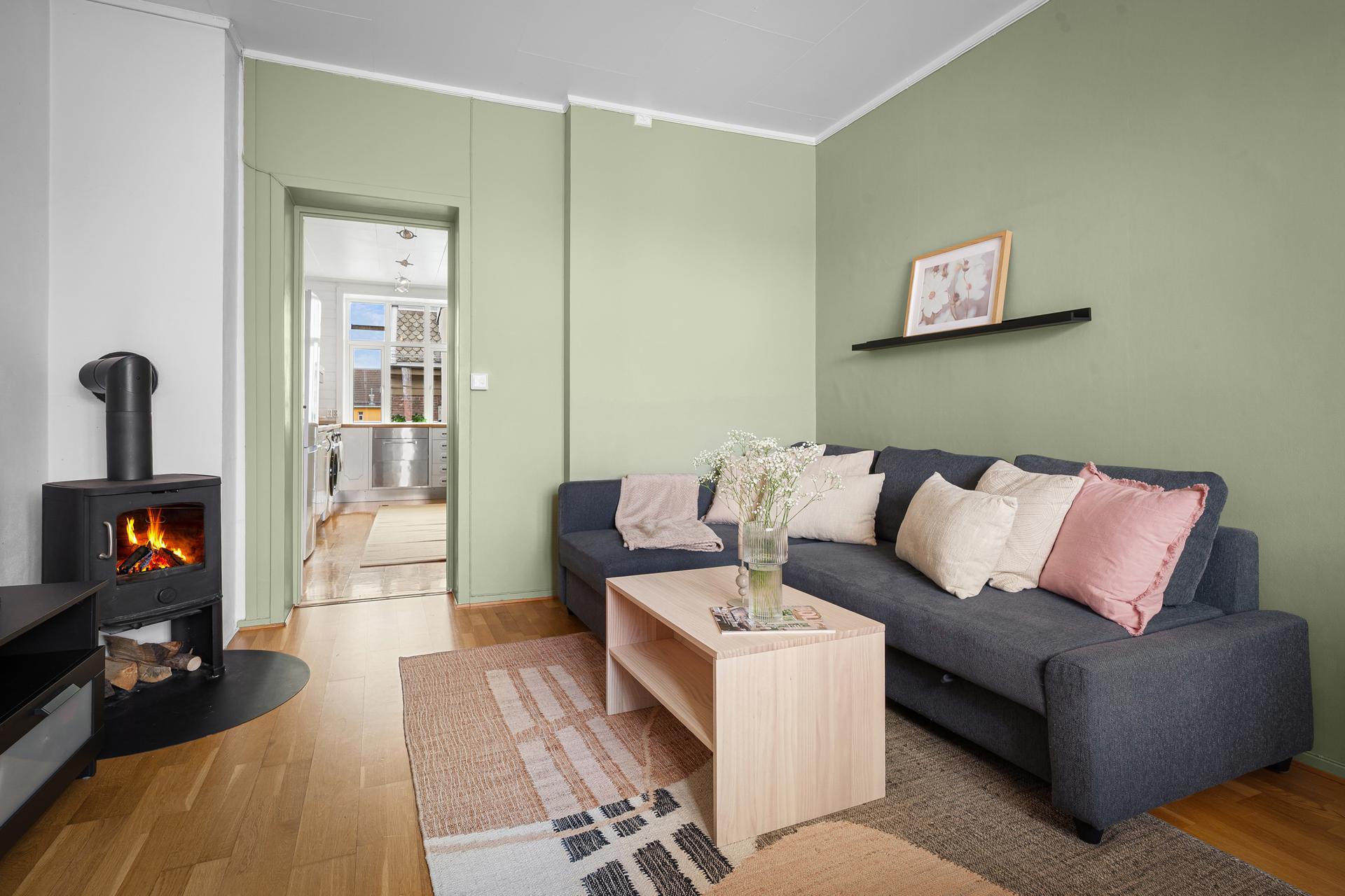 Leiligheten ligger i byggets 4. etasje og er på 55m² BRA med en gjennomtenkt planløsning med separat kjøkken, romslig stue og et stort soverom.. Bilde nummer 3 av 3
