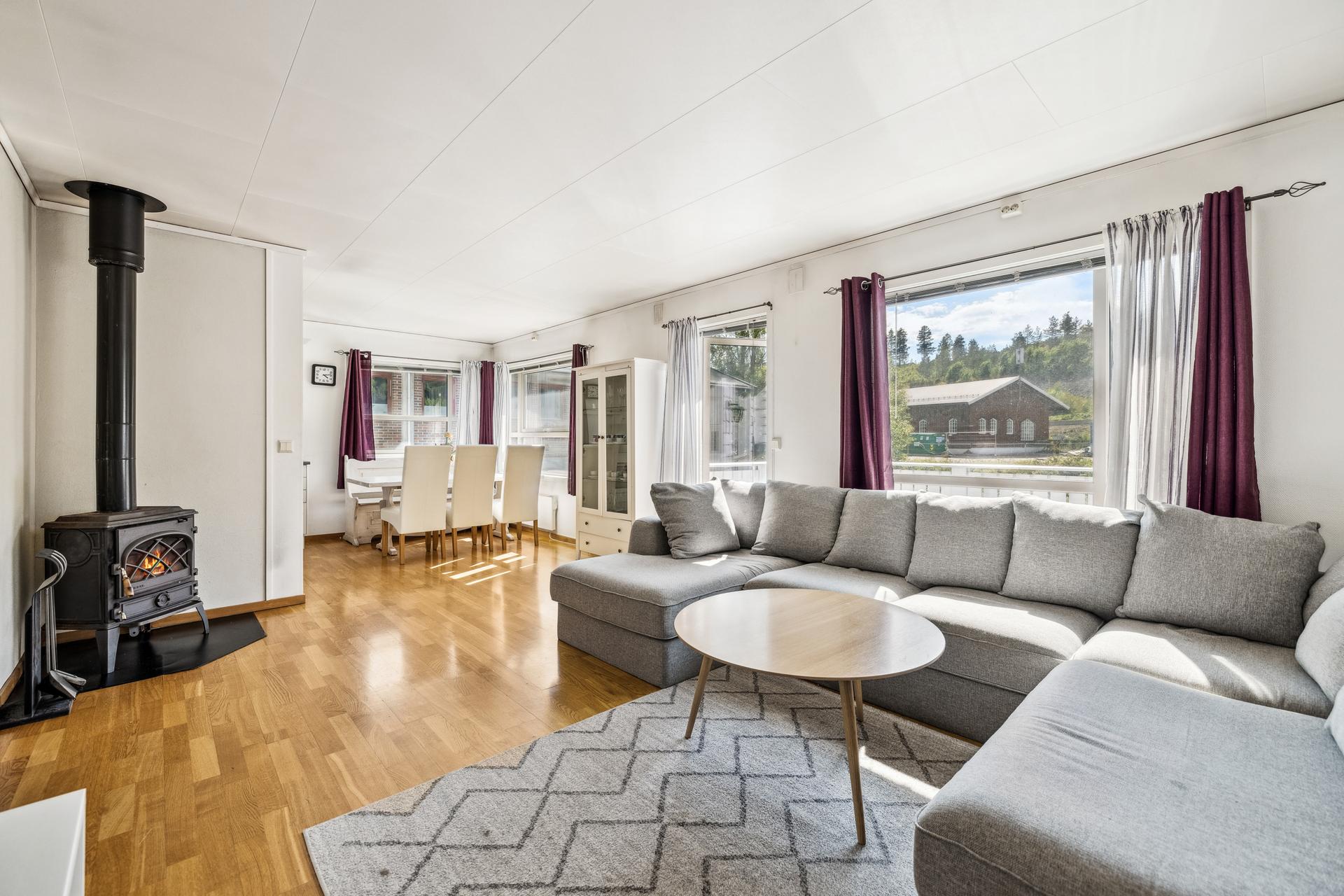 Leilighetsbygget er fra 2006 og består av totalt seks seksjonerte boenheter.. Bilde nummer 2 av 3