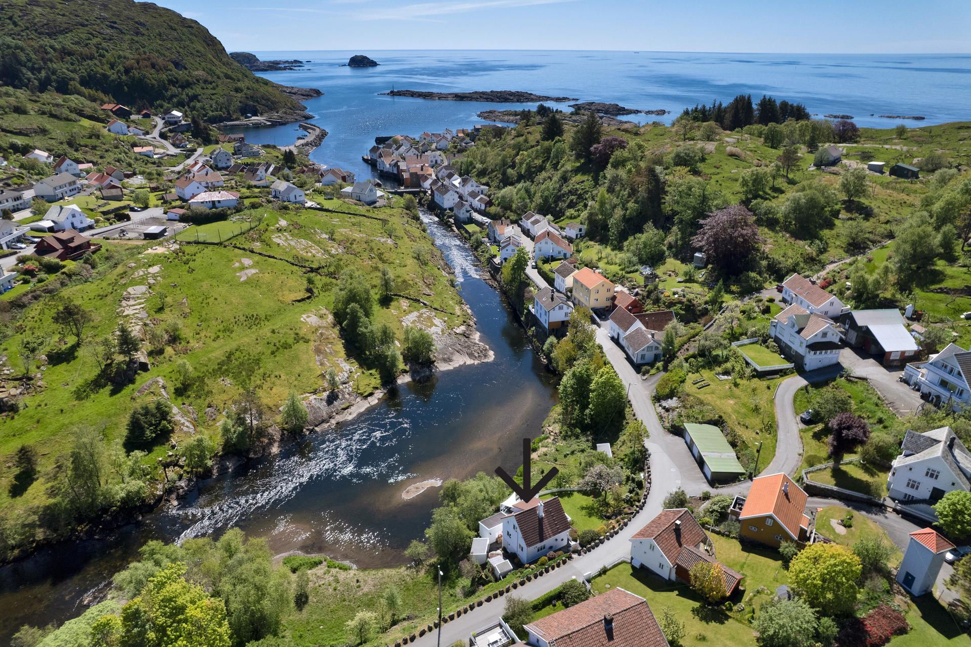 Enebolig på en eiet tomt på nesten to mål, med strandlinje og fiskemulighet fra egen tomt.. Bilde nummer 2 av 3