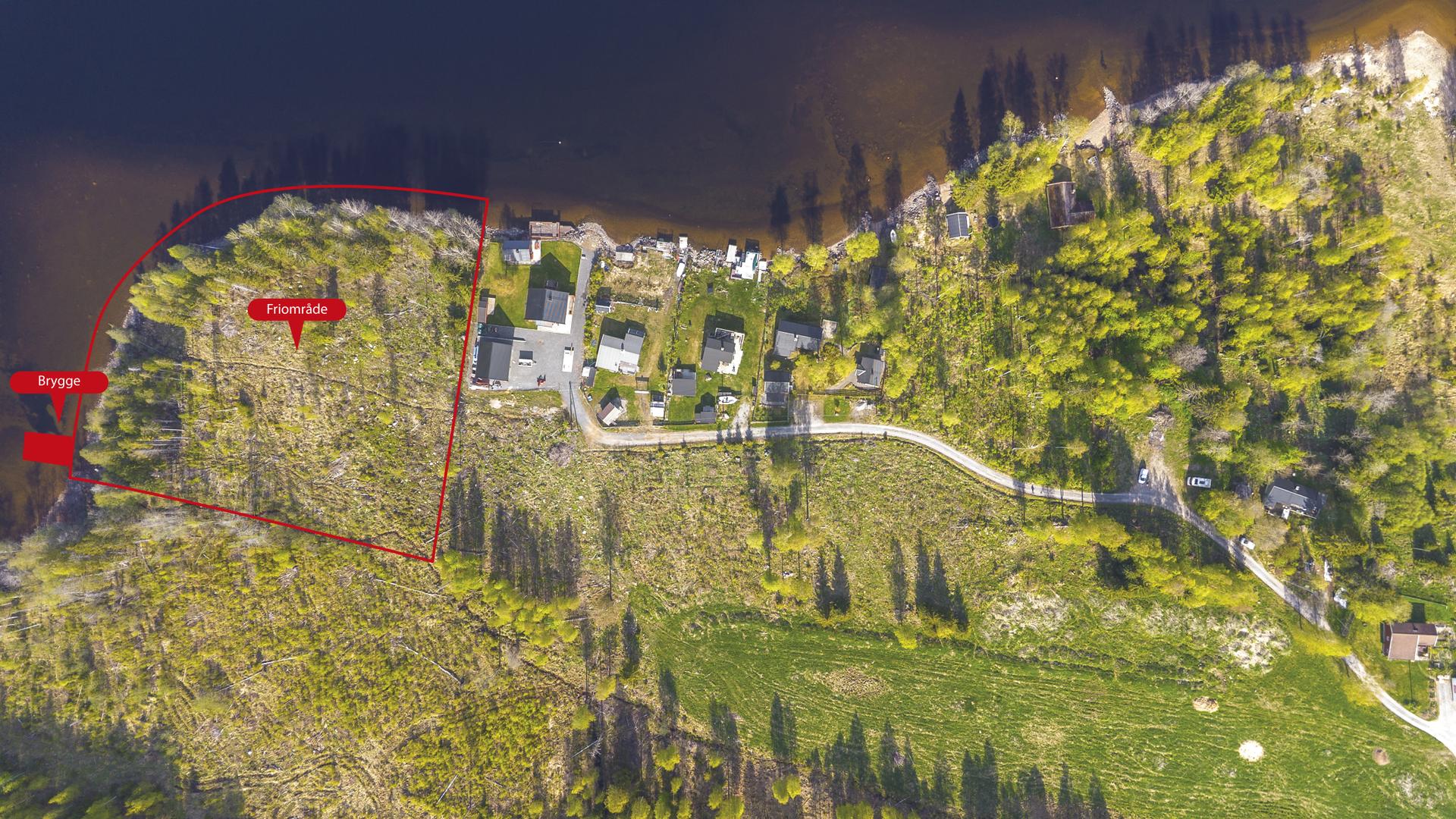 Det er lagt opp til fellesområde for hyttene samt brygge med båtplass til hver av de 5 hyttene. Dette vil være et spleiselag mellom hyttene. . Bilde nummer 3 av 3
